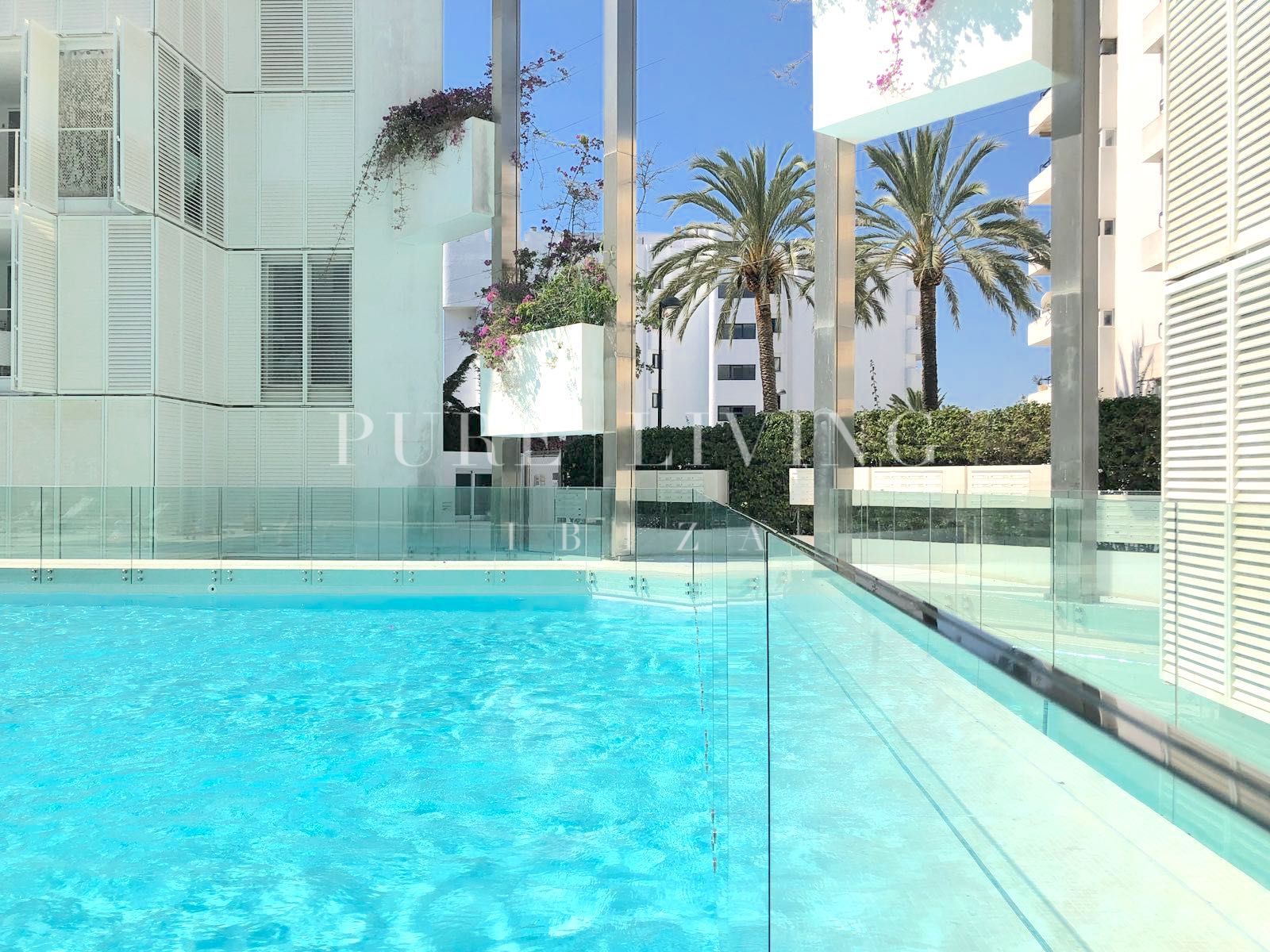 Exclusivo Apartamento Patio Blanco en Marina Botafoch, Ibiza con Vistas al Mar y Piscina