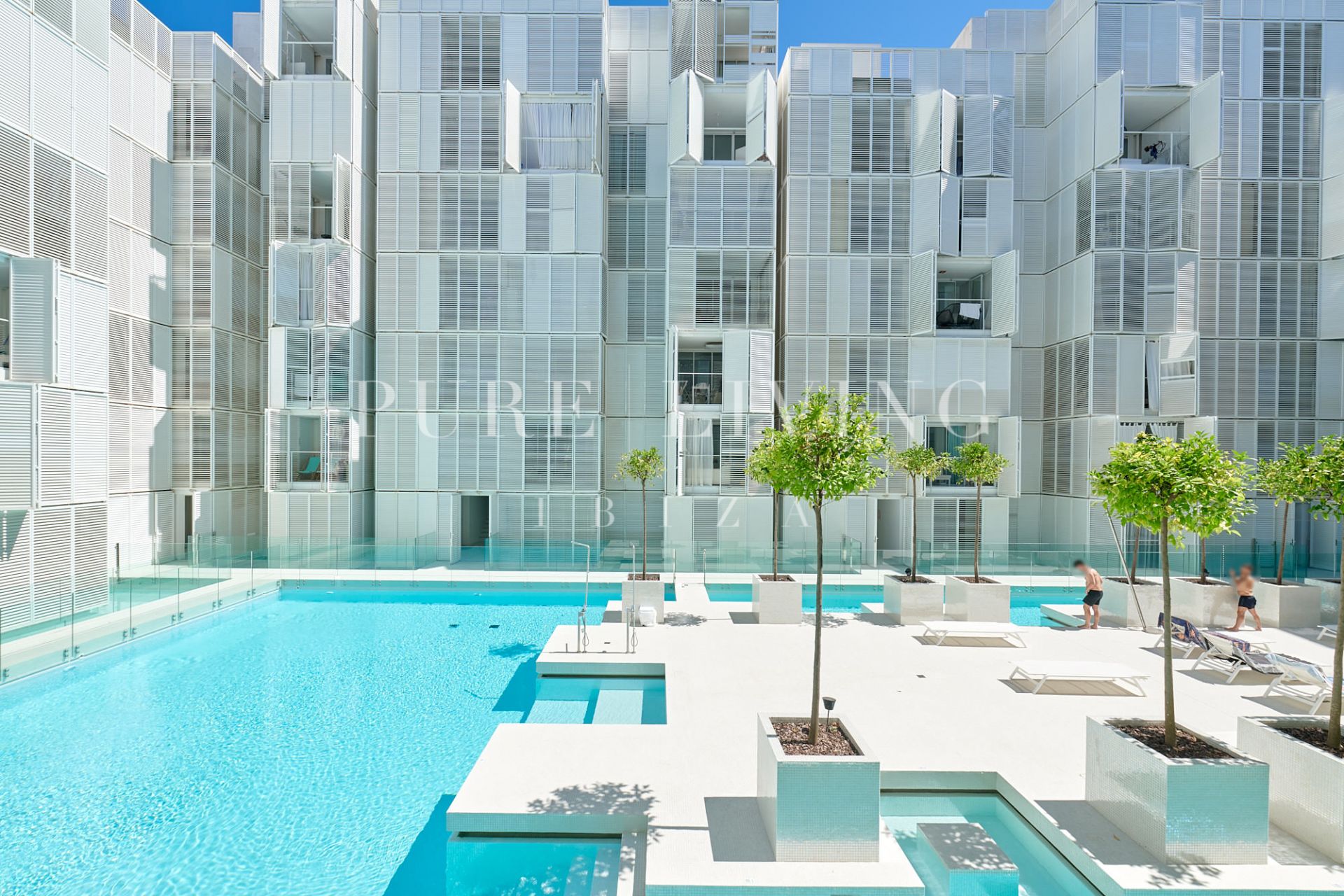 Exclusivo Apartamento Patio Blanco en Marina Botafoch, Ibiza con Vistas al Mar y Piscina