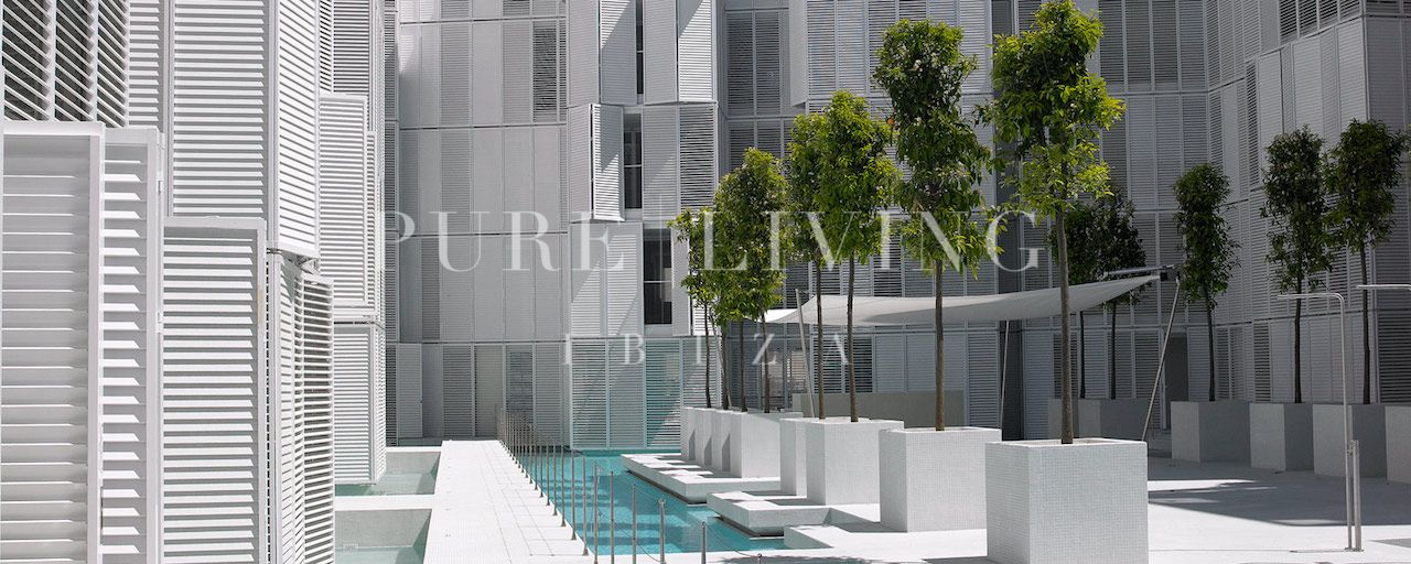 Exclusivo Apartamento Patio Blanco en Marina Botafoch, Ibiza con Vistas al Mar y Piscina