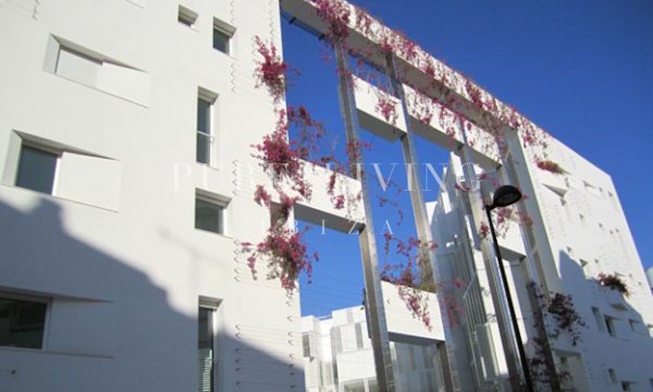 Exclusivo Apartamento Patio Blanco en Marina Botafoch, Ibiza con Vistas al Mar y Piscina