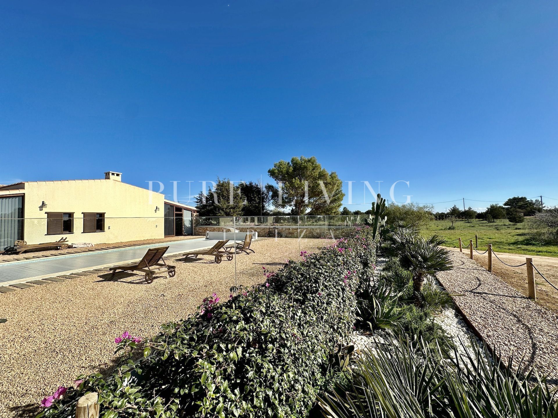 Villa captivante sur la côte sud de Formentera avec piscine privée et jardins luxuriants donnant sur la mer.