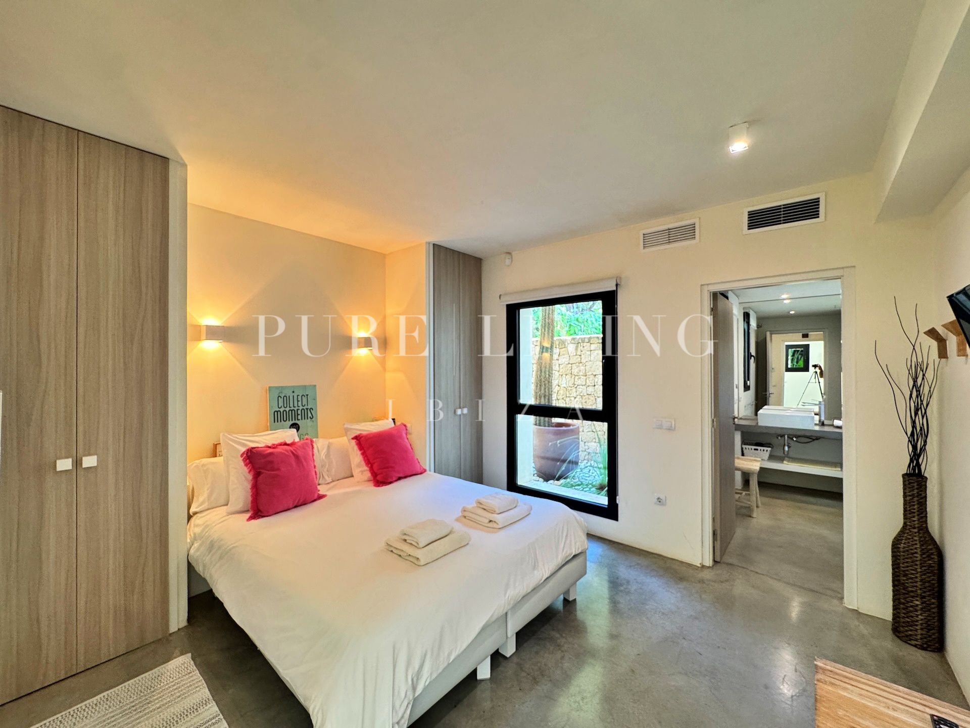 Villa for sale in Santa Eulalia del Río