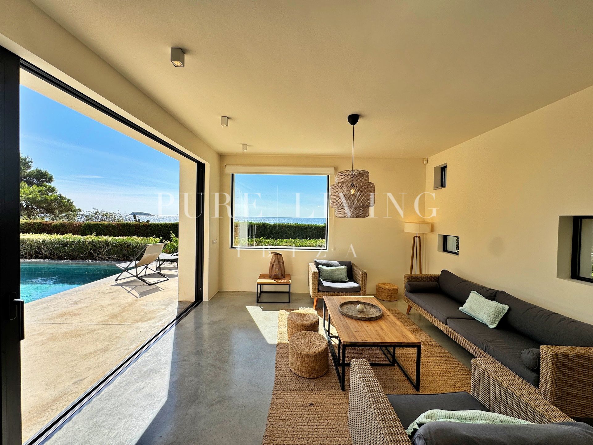 Villa for sale in Santa Eulalia del Río