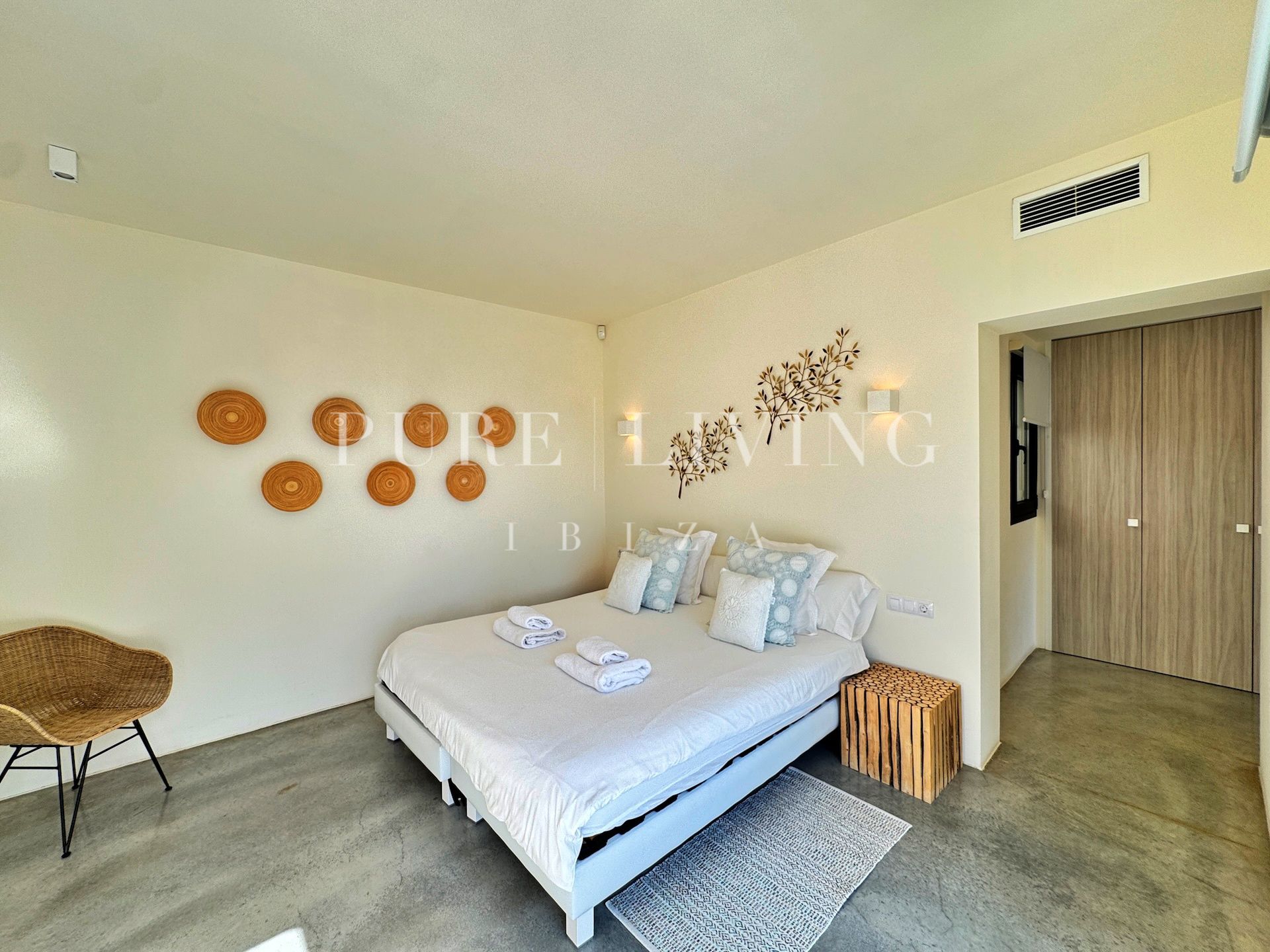 Villa for sale in Santa Eulalia del Río