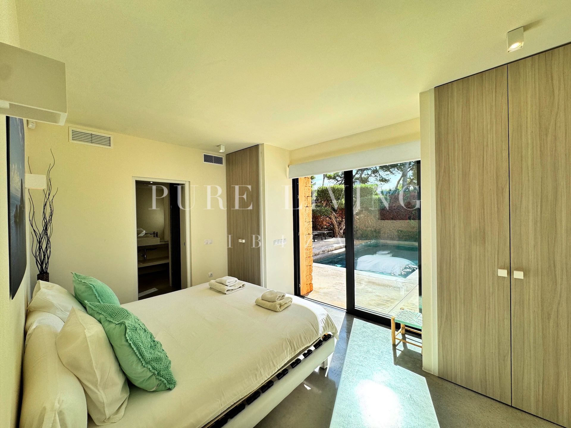 Villa for sale in Santa Eulalia del Río