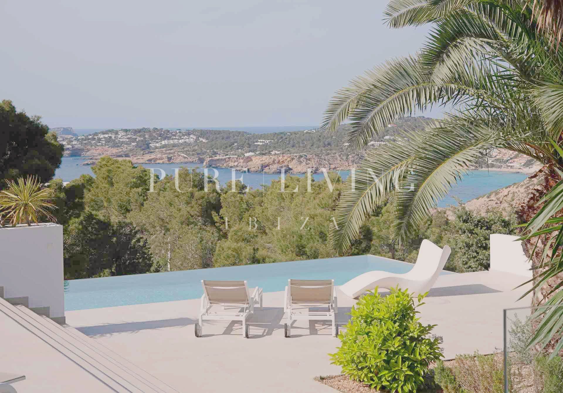 Élégante villa rénovée à Cala Moli, San José, offrant une vue sur la mer et un luxe moderne dans un cadre privé et tranquille.