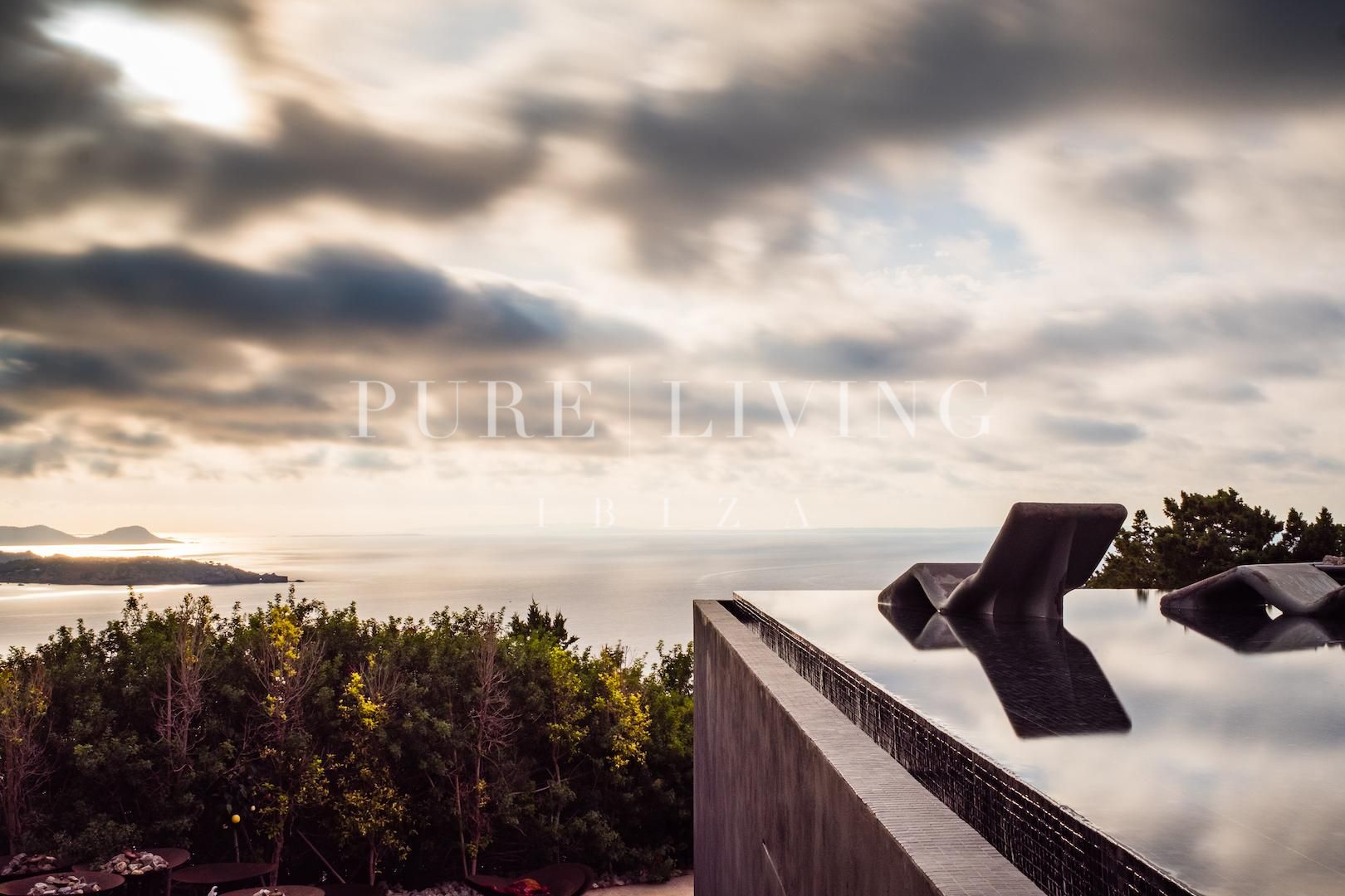 Impresionante villa de seis habitaciones al borde de un acantilado en Ibiza.