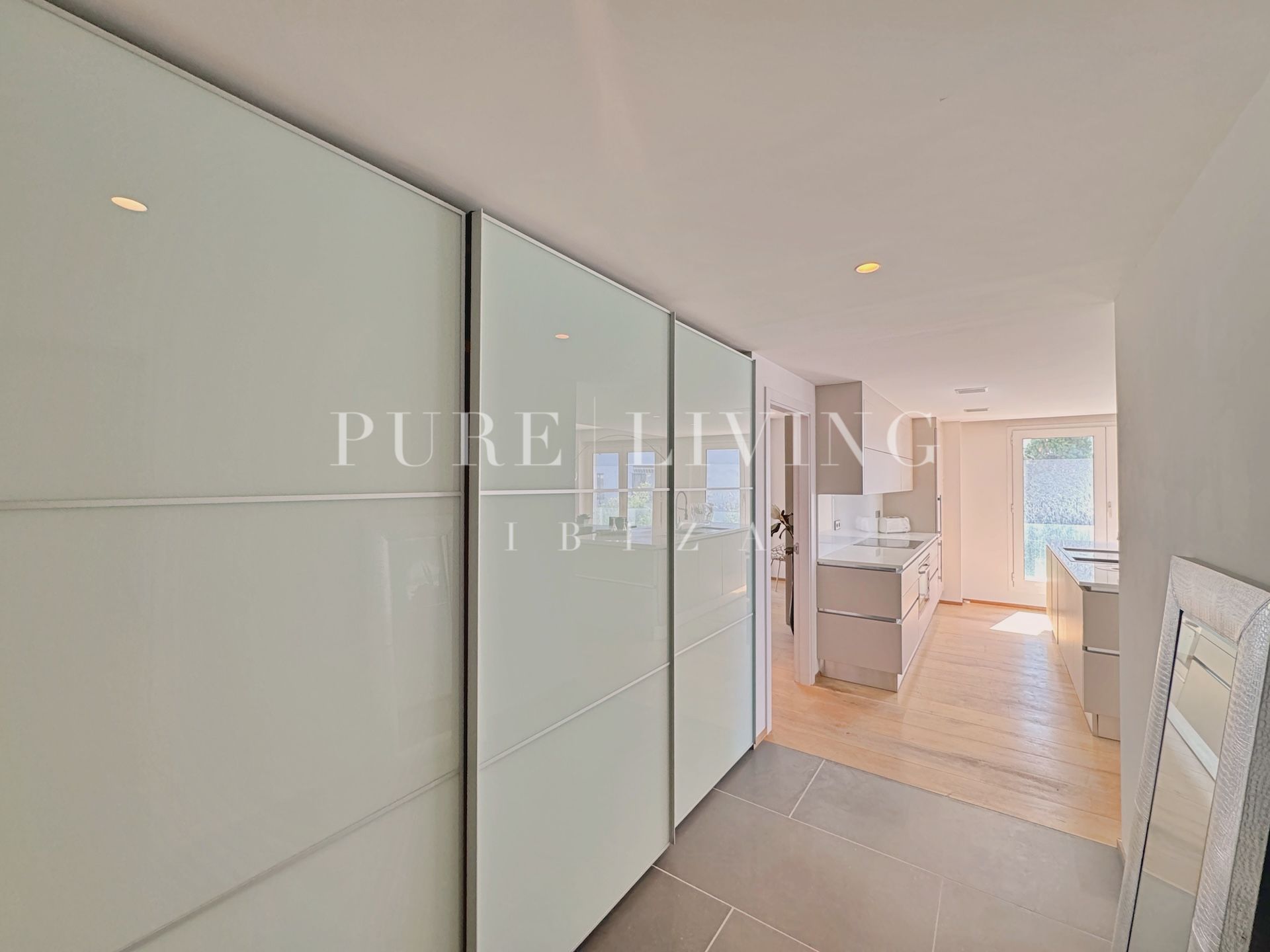 Appartement moderne avec vue sur la mer, près du cœur de la ville d'Ibiza et à distance de marche de la plage de Talamanca.