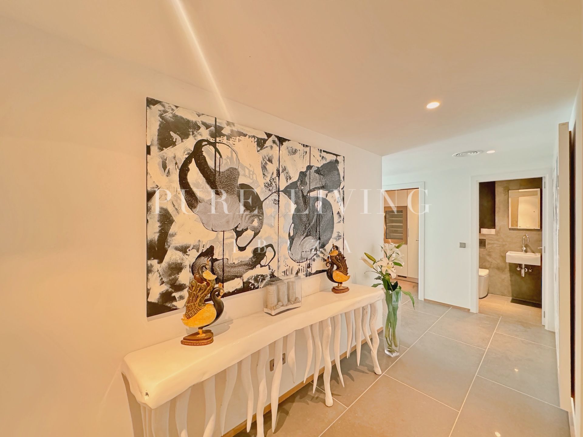 Appartement moderne avec vue sur la mer, près du cœur de la ville d'Ibiza et à distance de marche de la plage de Talamanca.