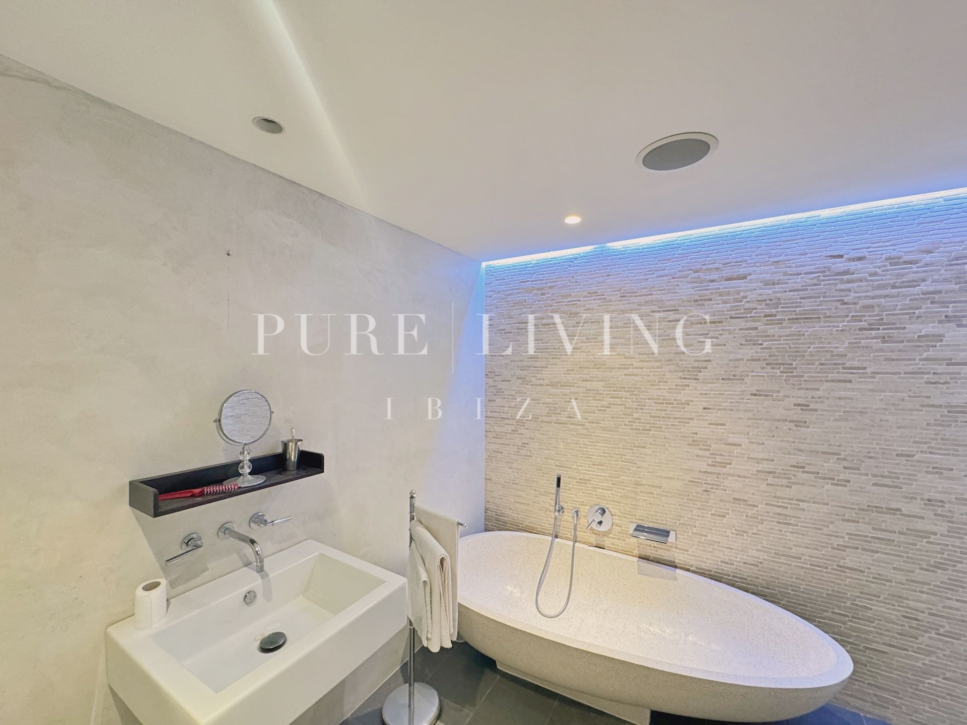 Appartement moderne avec vue sur la mer, près du cœur de la ville d'Ibiza et à distance de marche de la plage de Talamanca.