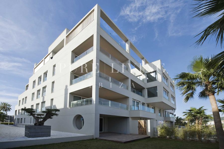 Appartement moderne avec vue sur la mer, près du cœur de la ville d'Ibiza et à distance de marche de la plage de Talamanca.