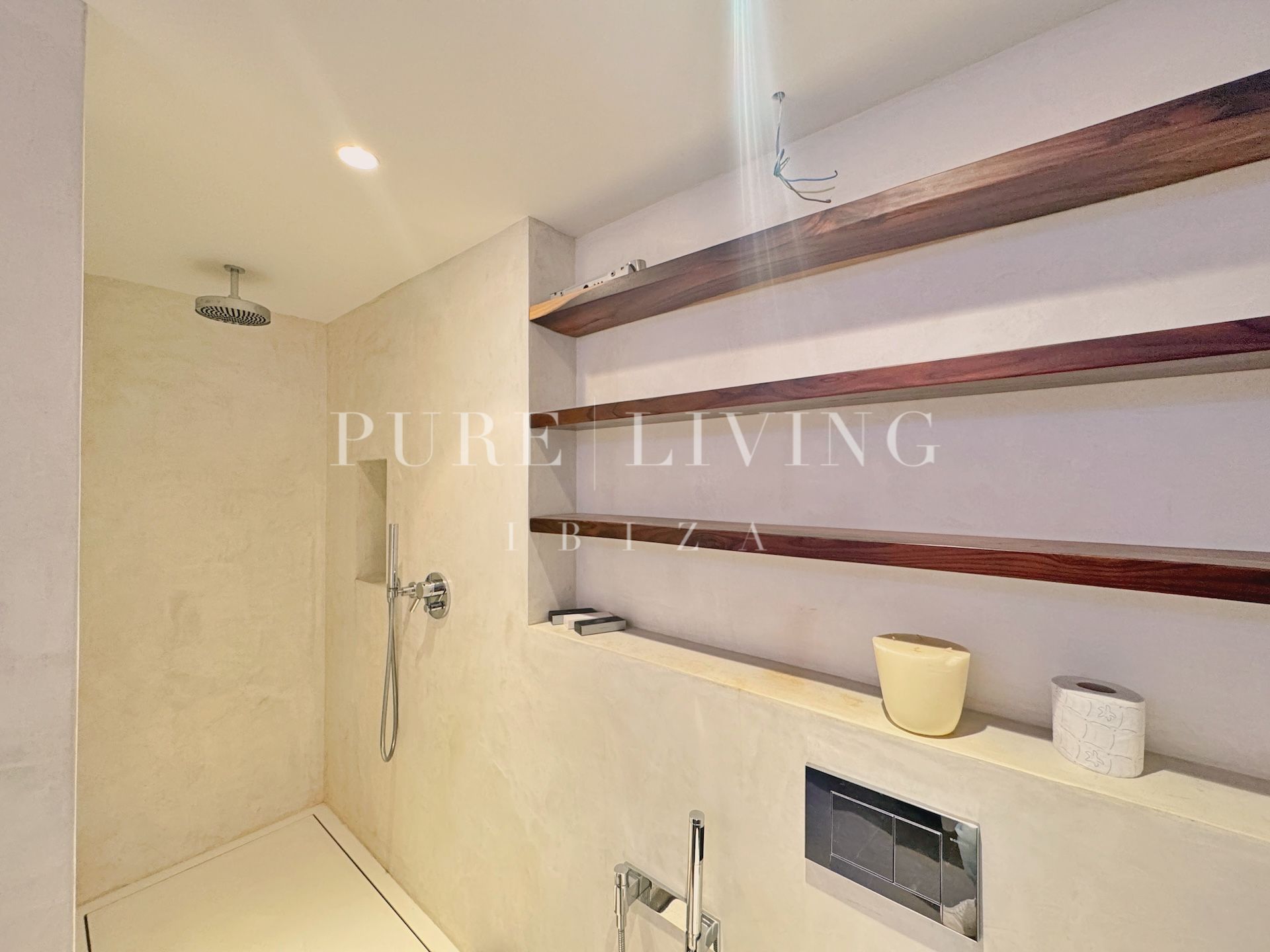 Appartement moderne avec vue sur la mer, près du cœur de la ville d'Ibiza et à distance de marche de la plage de Talamanca.