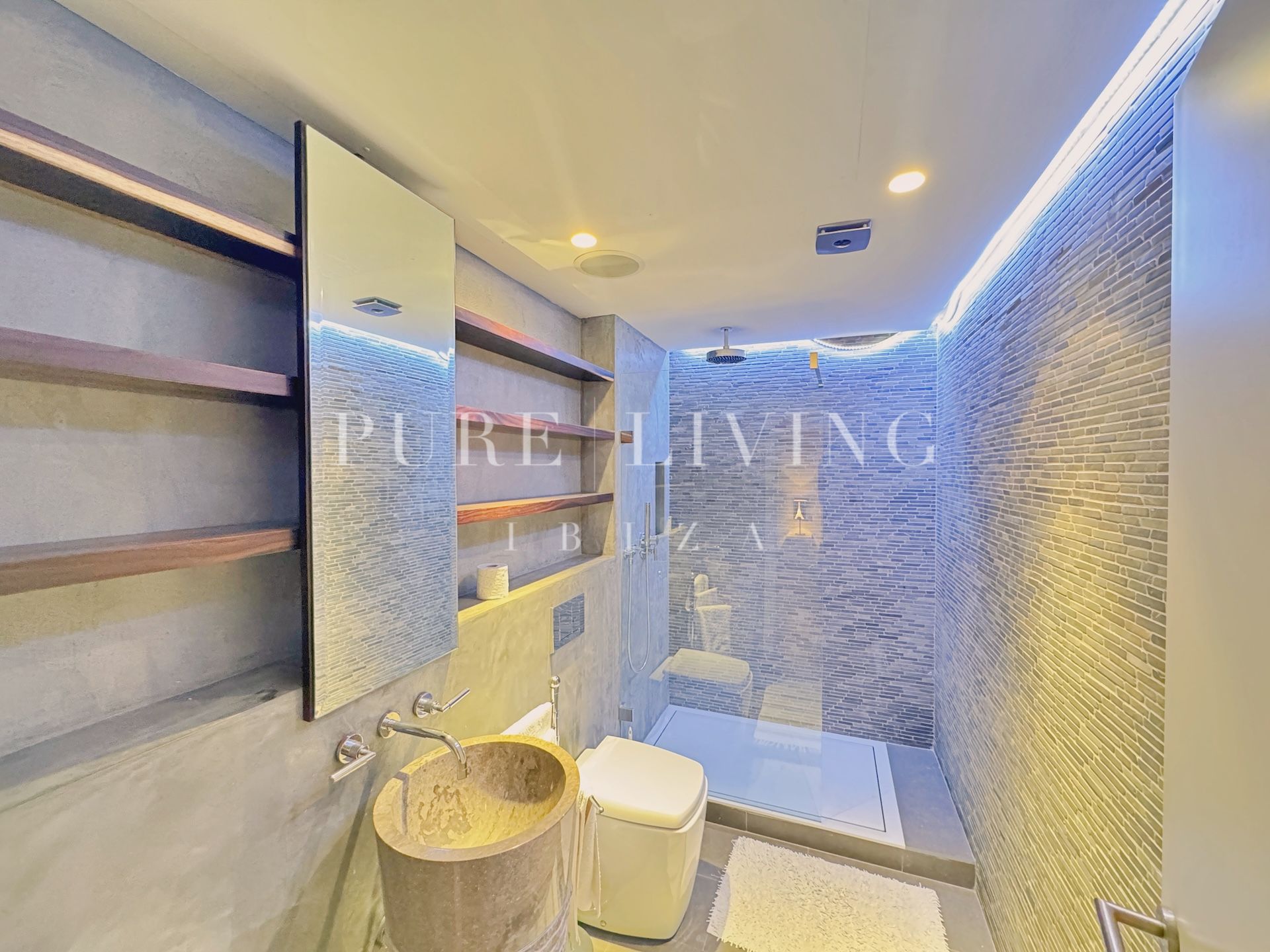 Appartement moderne avec vue sur la mer, près du cœur de la ville d'Ibiza et à distance de marche de la plage de Talamanca.