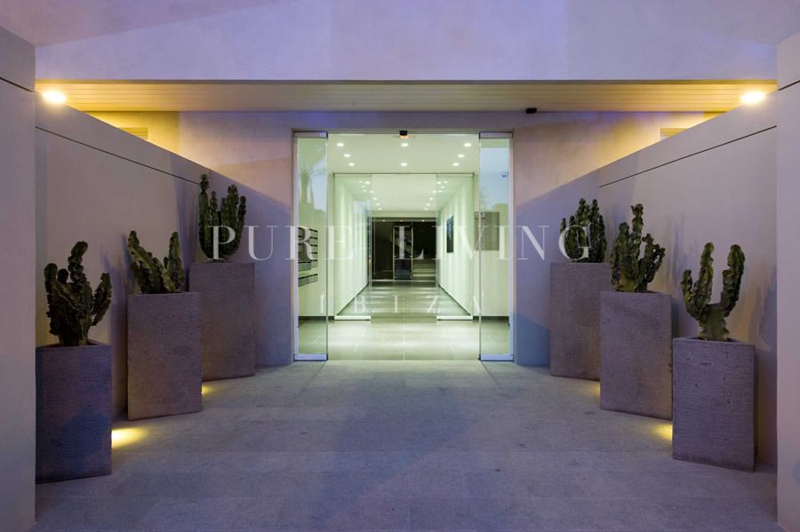 Appartement moderne avec vue sur la mer, près du cœur de la ville d'Ibiza et à distance de marche de la plage de Talamanca.