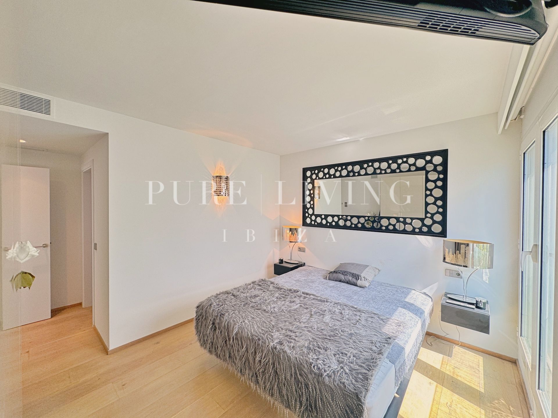 Appartement moderne avec vue sur la mer, près du cœur de la ville d'Ibiza et à distance de marche de la plage de Talamanca.