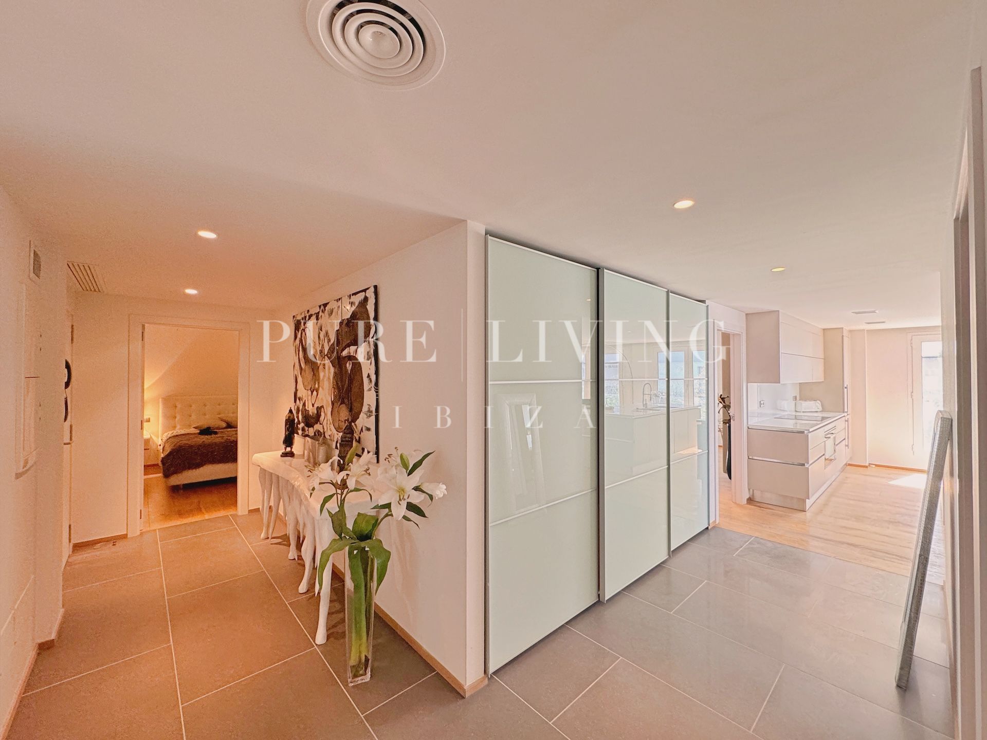 Appartement moderne avec vue sur la mer, près du cœur de la ville d'Ibiza et à distance de marche de la plage de Talamanca.