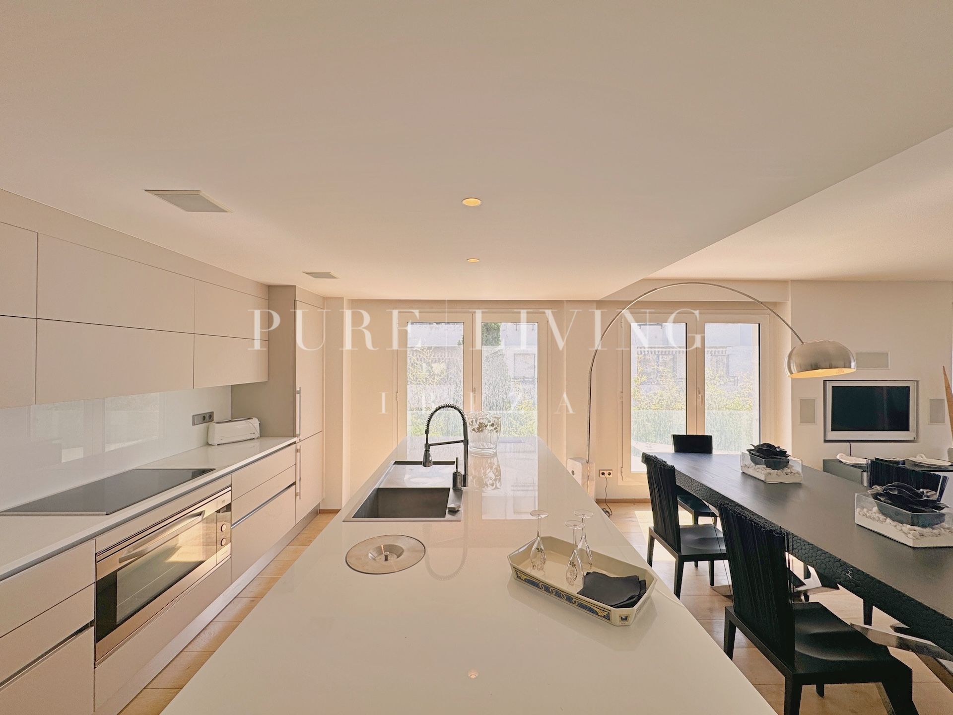 Appartement moderne avec vue sur la mer, près du cœur de la ville d'Ibiza et à distance de marche de la plage de Talamanca.