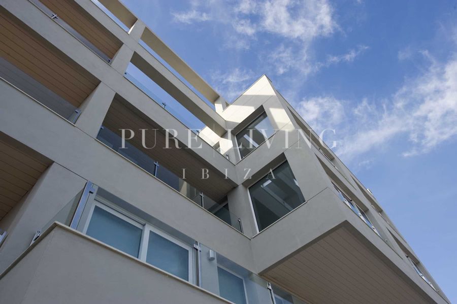 Appartement moderne avec vue sur la mer, près du cœur de la ville d'Ibiza et à distance de marche de la plage de Talamanca.