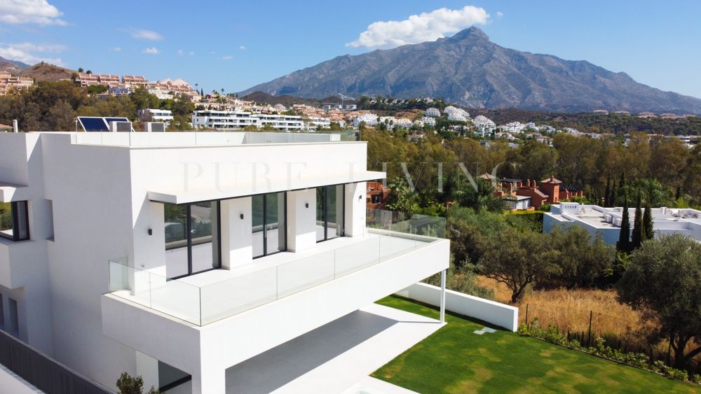 Contemporary Villa with panoramic mountain views in La Cerquilla, Nueva Andalucia
