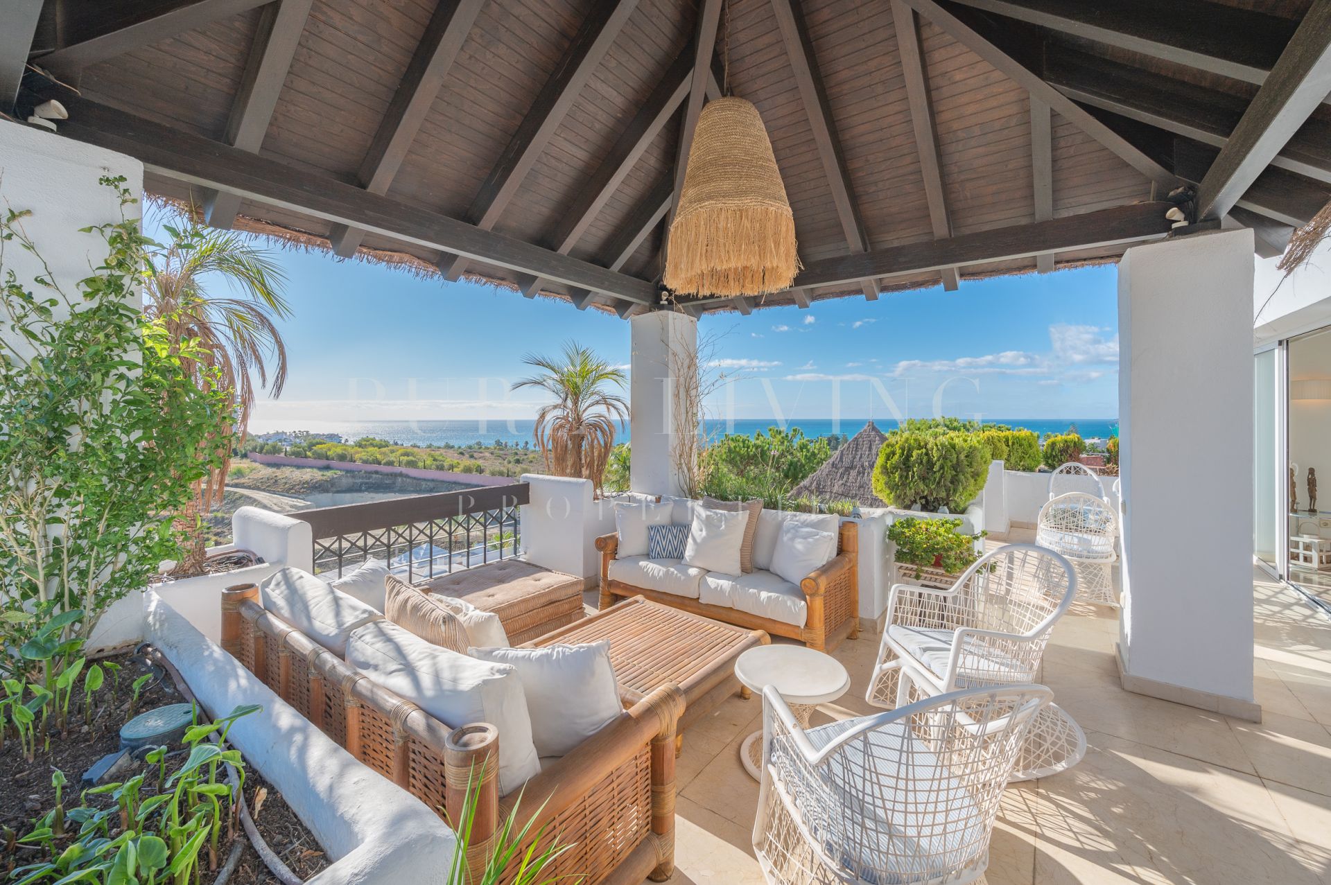 Magnifique penthouse de trois chambres avec vue imprenable sur la mer à Marbella Est