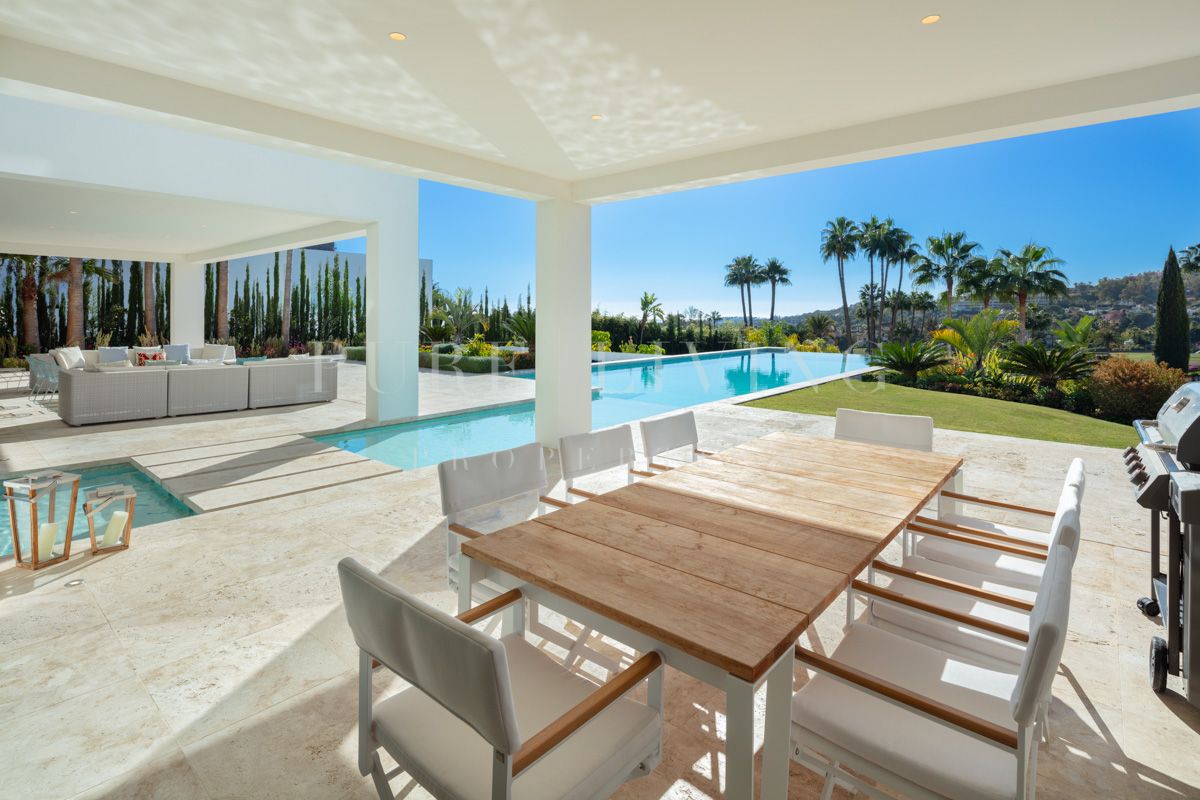 Stunning modern villa located in the prestigious community of La Cerquilla