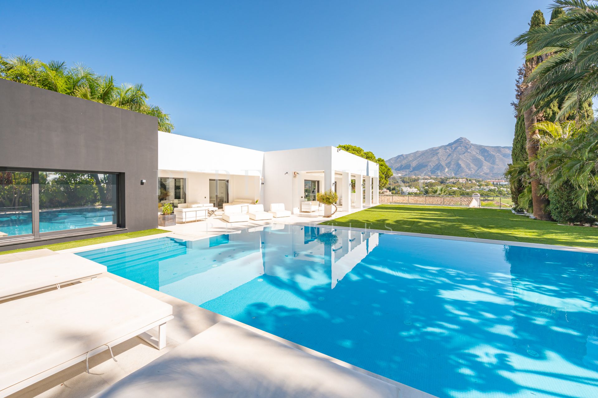Luxe moderne Villa met uitzicht op bergen, golf en zee in Nueva Andalucia