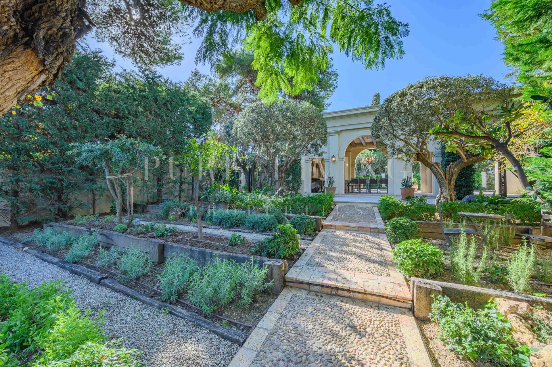 Spectacular Luxury Italian style Villa In Puente Romano
