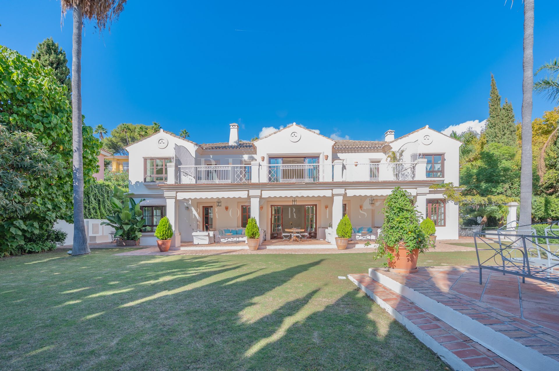 Verbazingwekkende zuidgerichte Villa met panoramisch uitzicht in La Carolina, Marbella