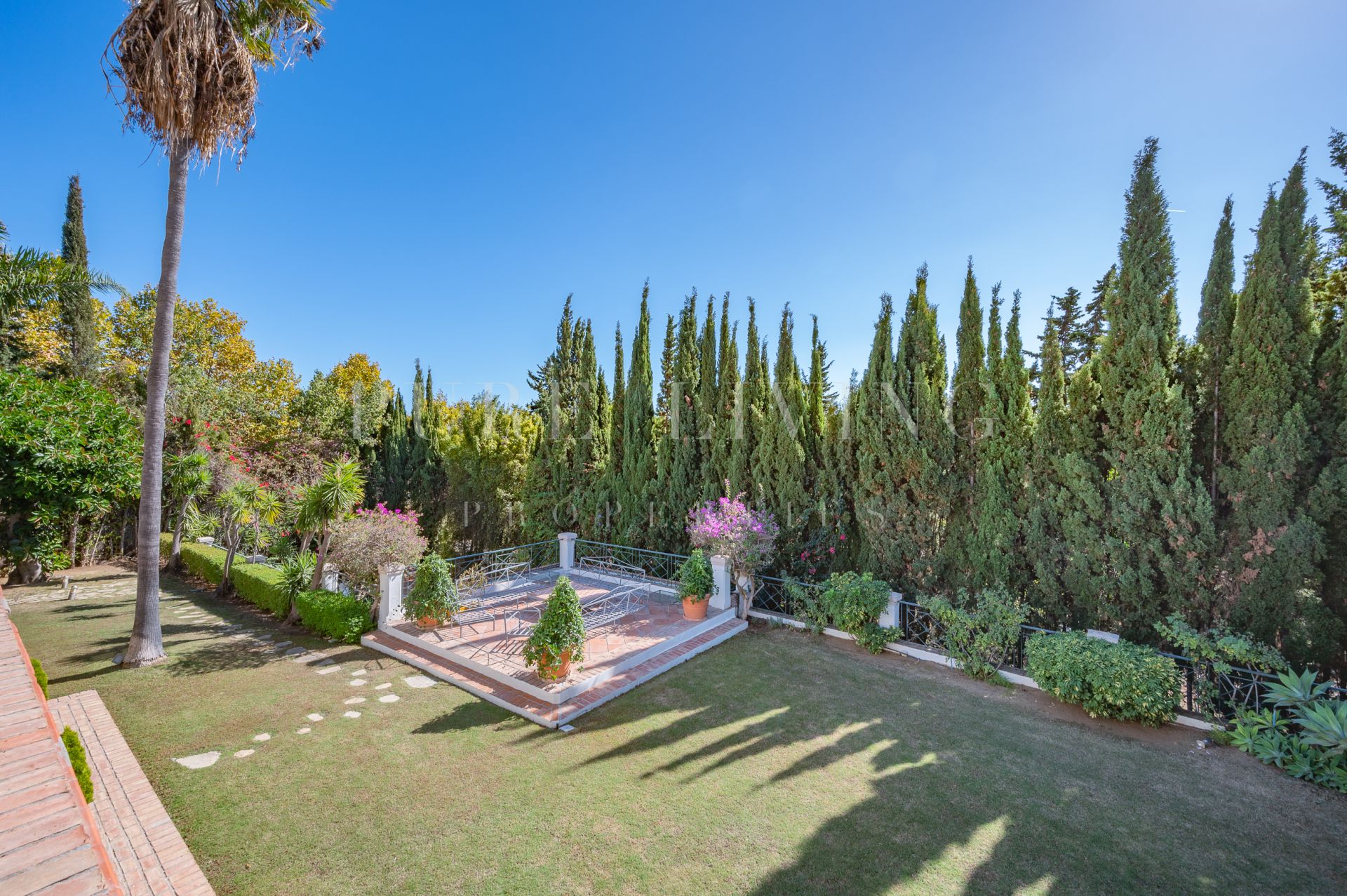 Verbazingwekkende zuidgerichte Villa met panoramisch uitzicht in La Carolina, Marbella