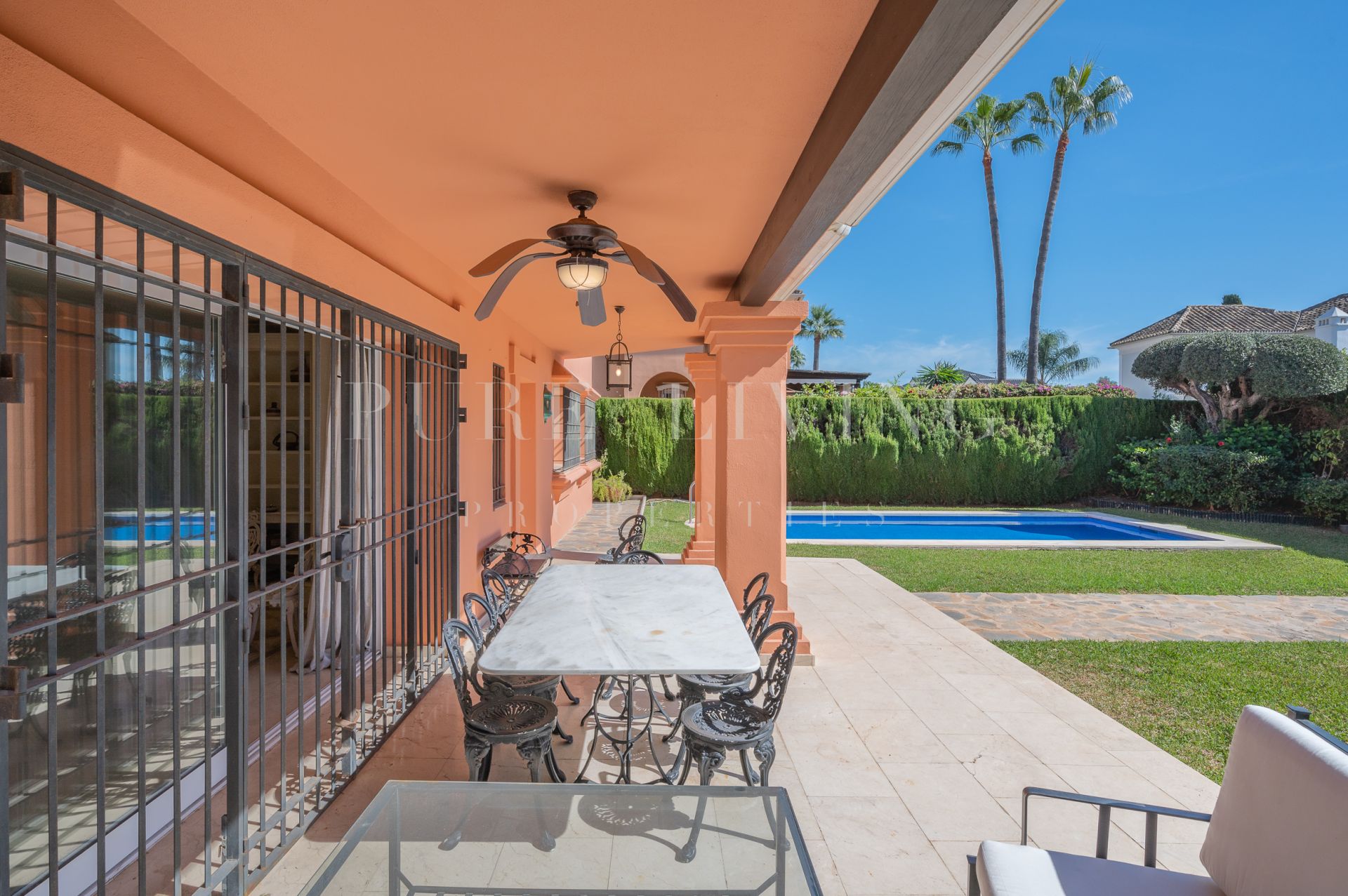 Villa aan het strand met uitzicht op de bergen in een exclusieve urbanisatie in Marbella Golden Mile