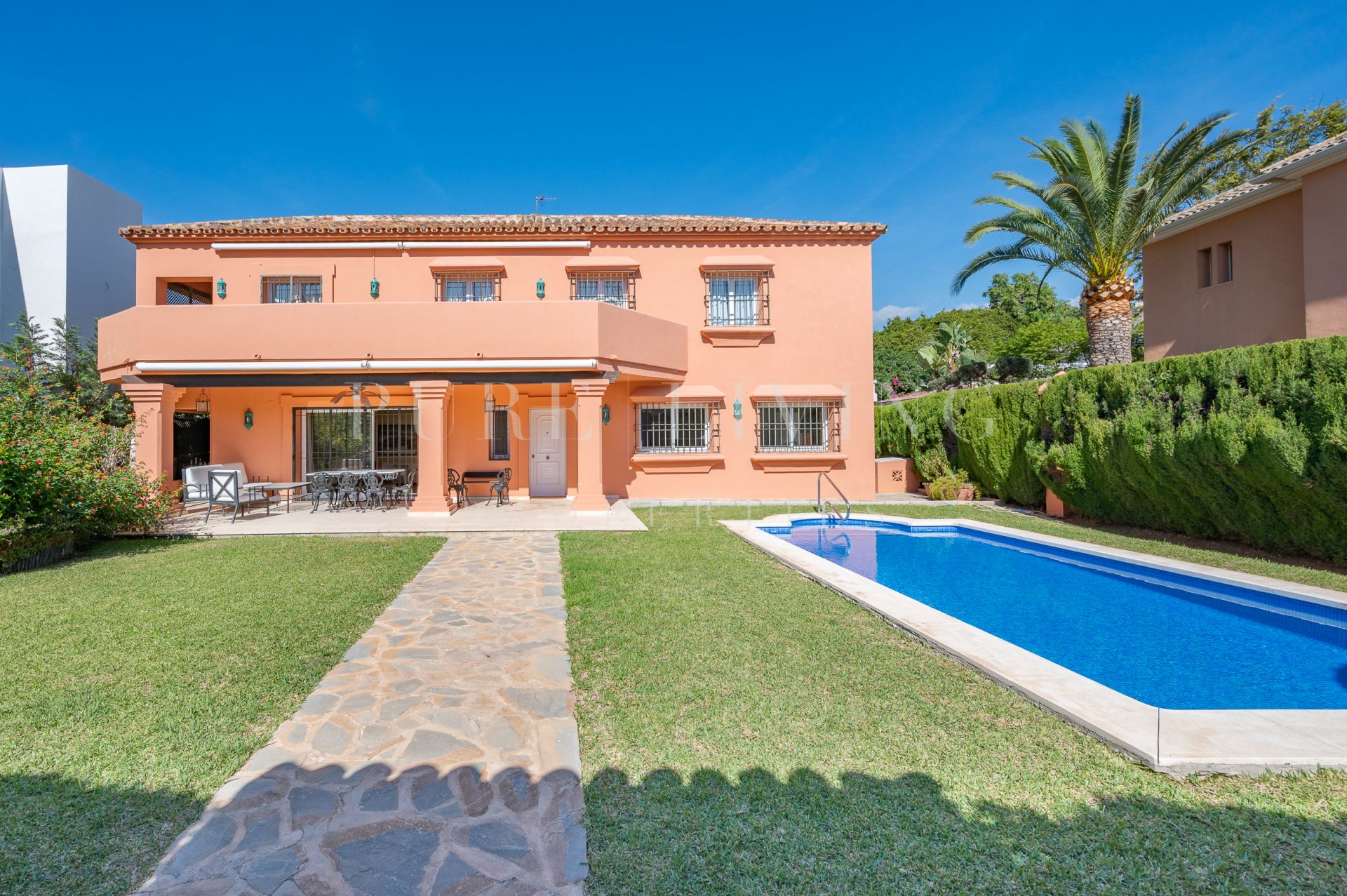 Villa aan het strand met uitzicht op de bergen in een exclusieve urbanisatie in Marbella Golden Mile