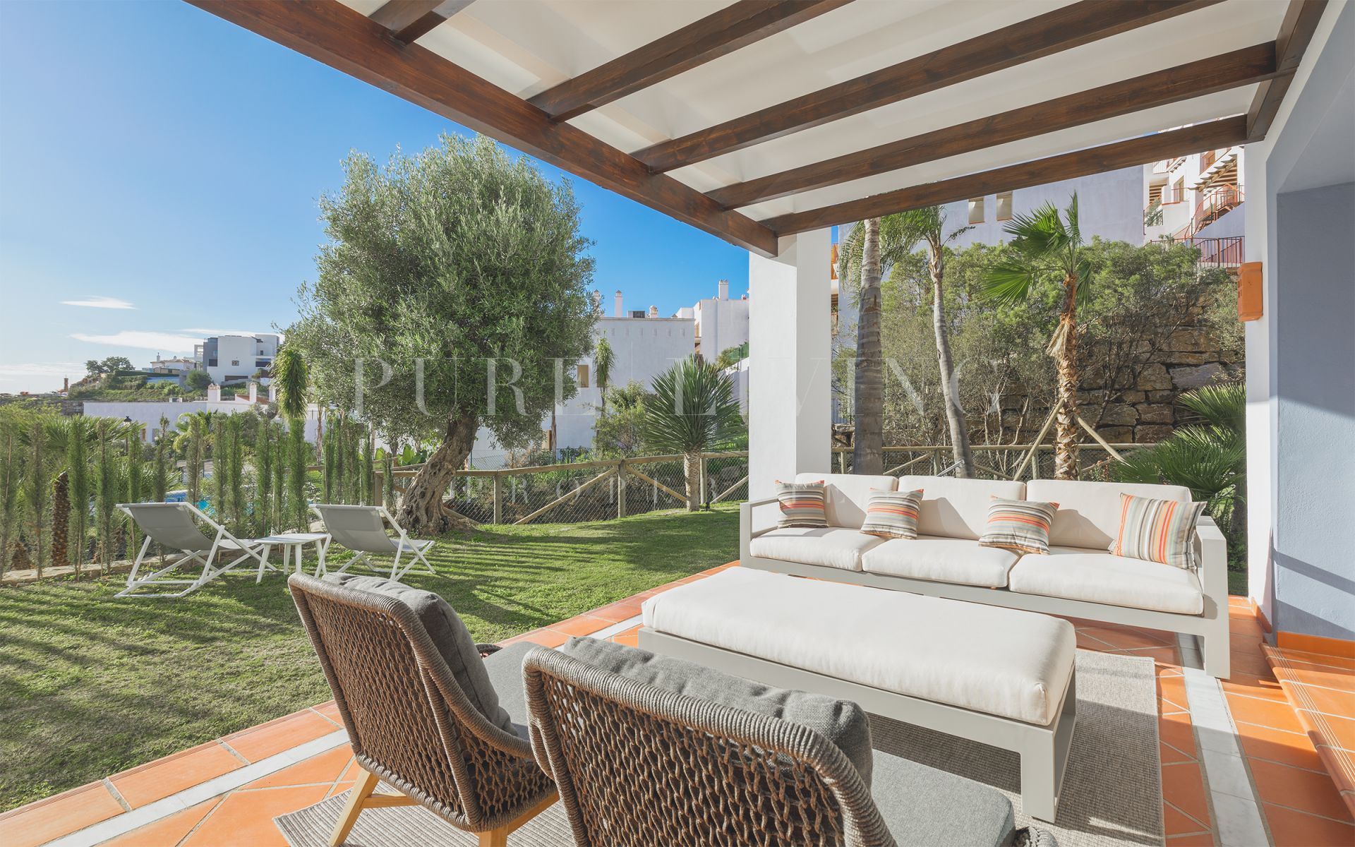 Andalusian village with stunning sea views in Benahavis