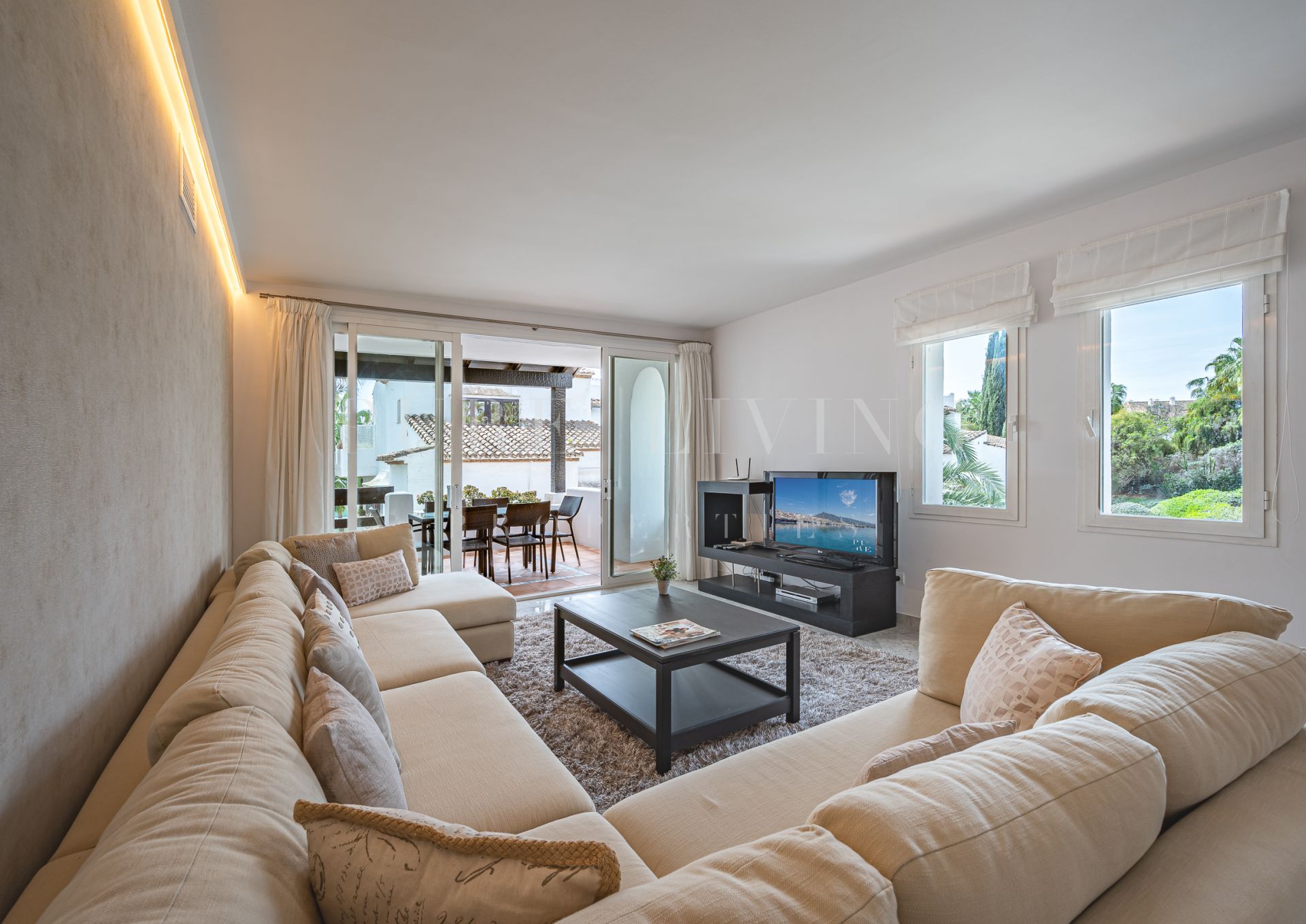 Splendid newly refurbished four bedroom duplex penthouse in Puente Romano
