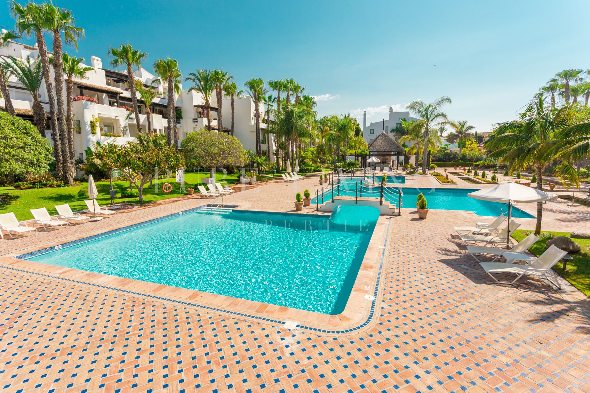 sunny-garden-apartment-in-puente-romano