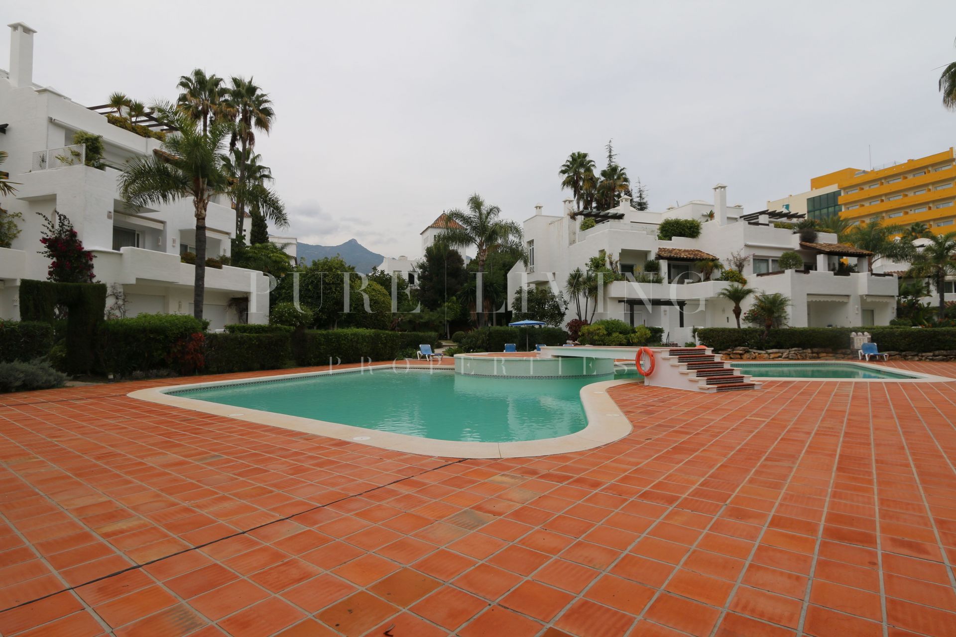 Beautiful apartment with private garden in Alhambra del Mar