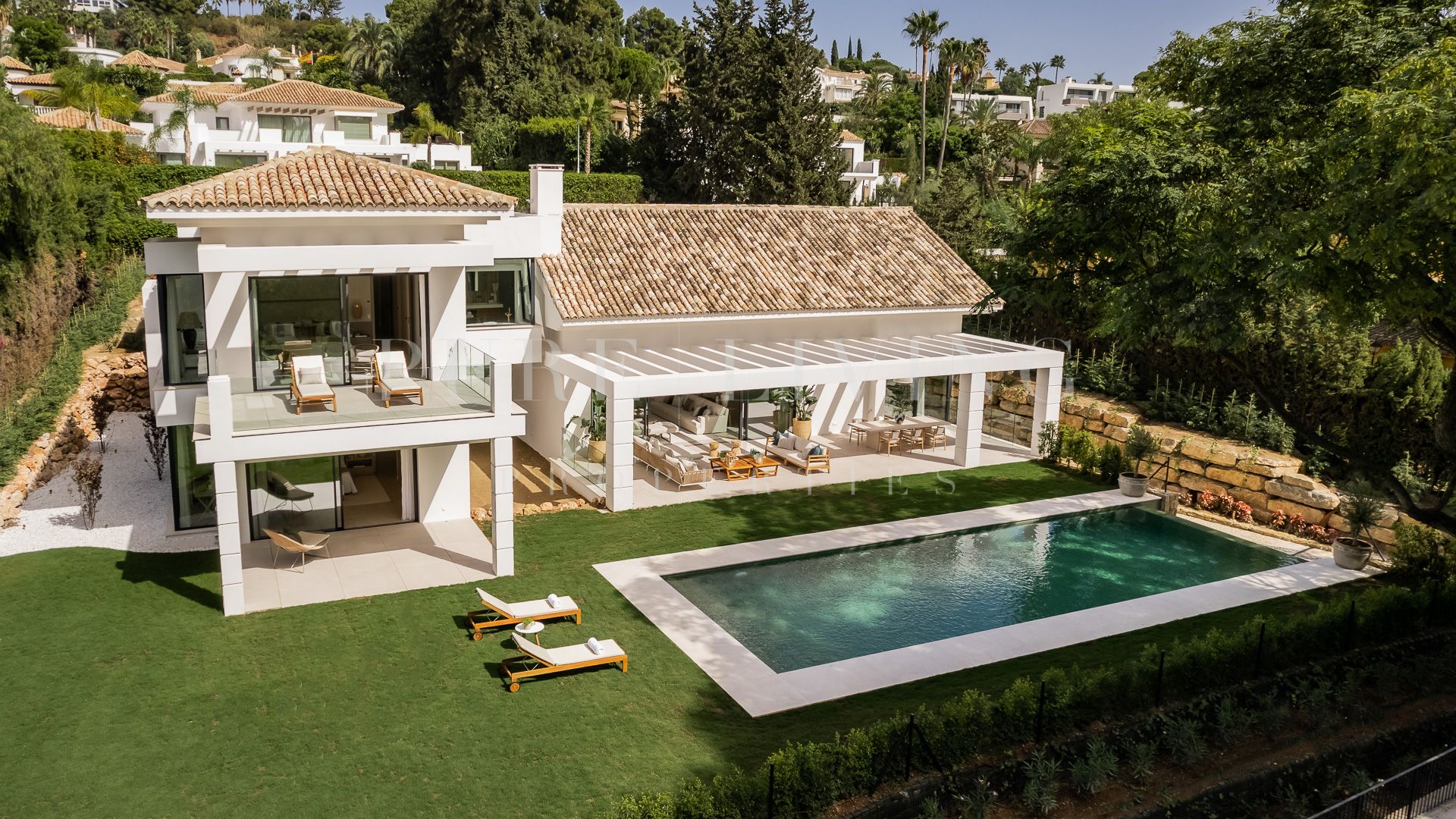 Villa contemporaine en front de golf de cinq chambres à coucher à vendre à El Paraiso, Estepona.