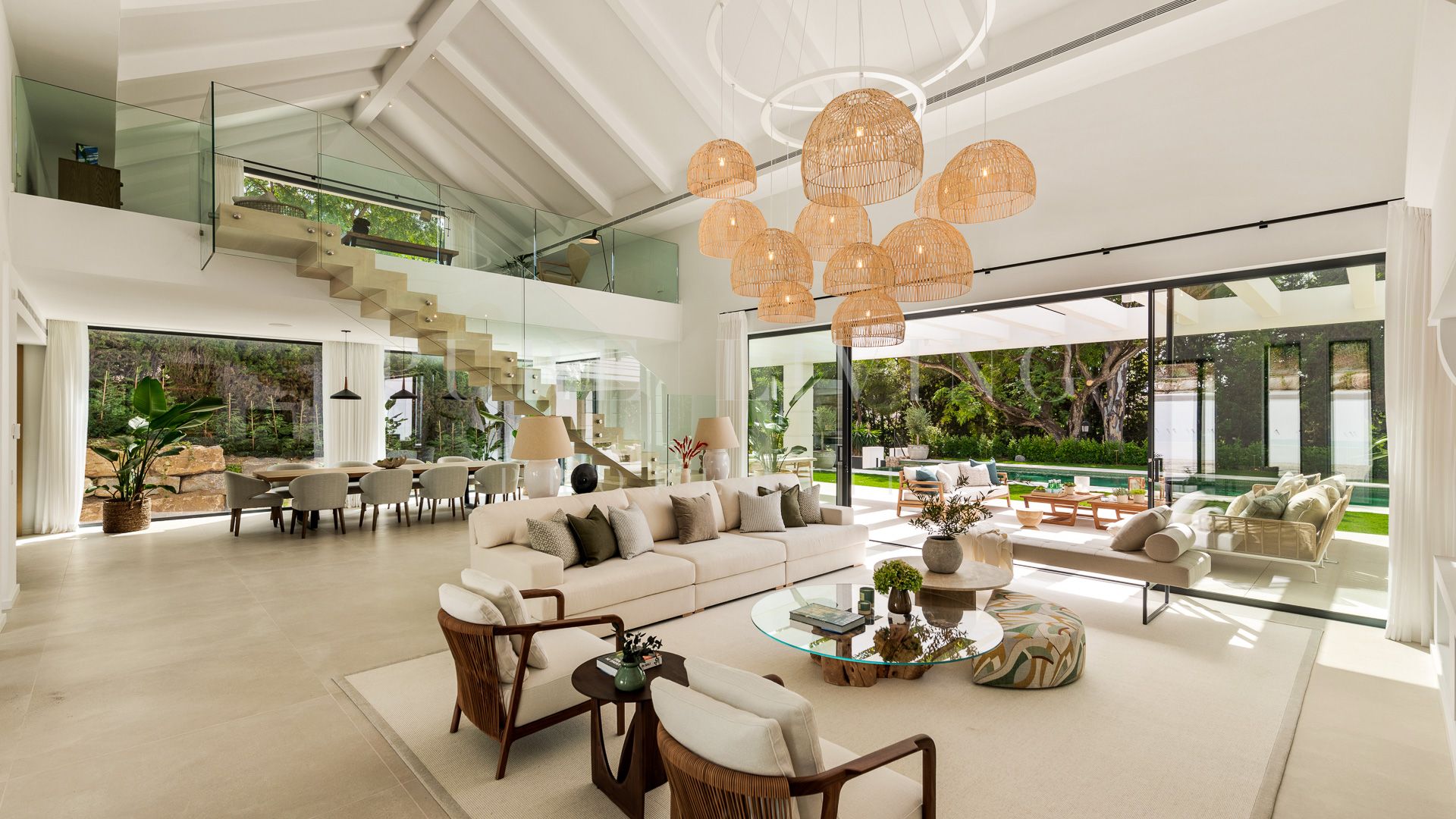 Villa a la venta contemporánea de cinco dormitorios en primera línea de golf en El Paraíso.