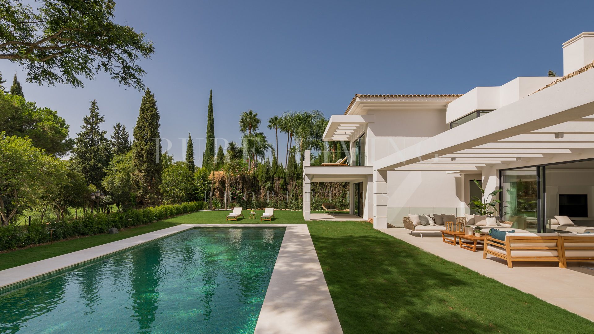 Villa a la venta contemporánea de cinco dormitorios en primera línea de golf en El Paraíso.
