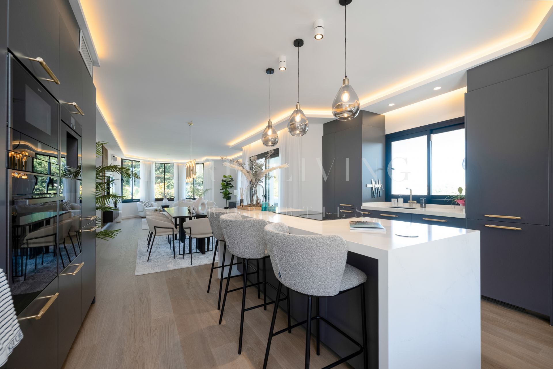 Stunning Five bedroom house for sale with sea and mountain views in La Quinta, Benahavis