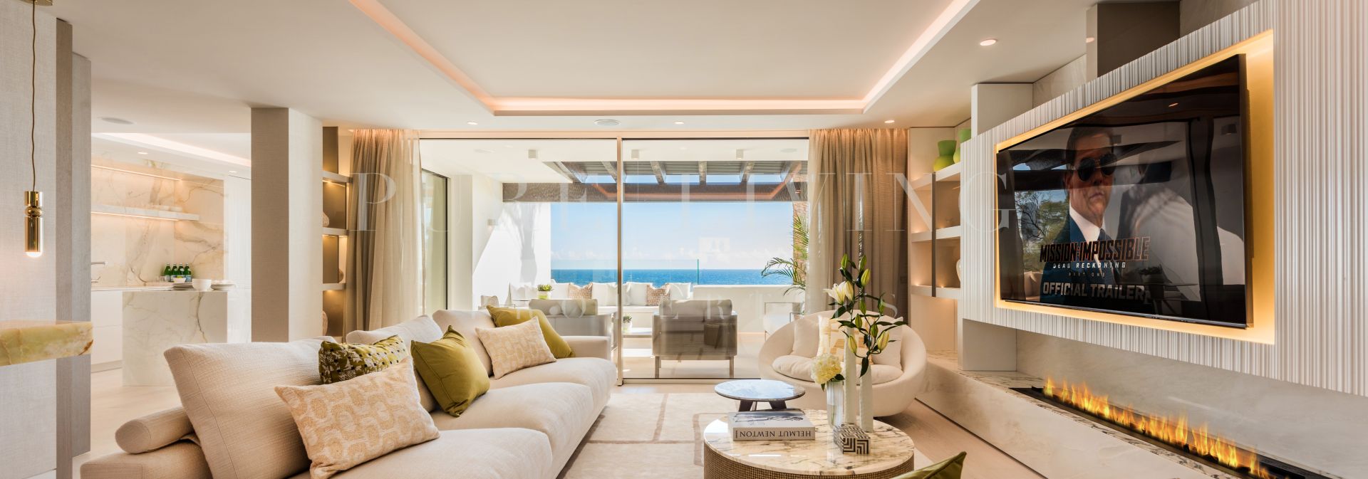 Een indrukwekkend duplex penthouse met vier slaapkamers aan het strand in Marina Puente Romano