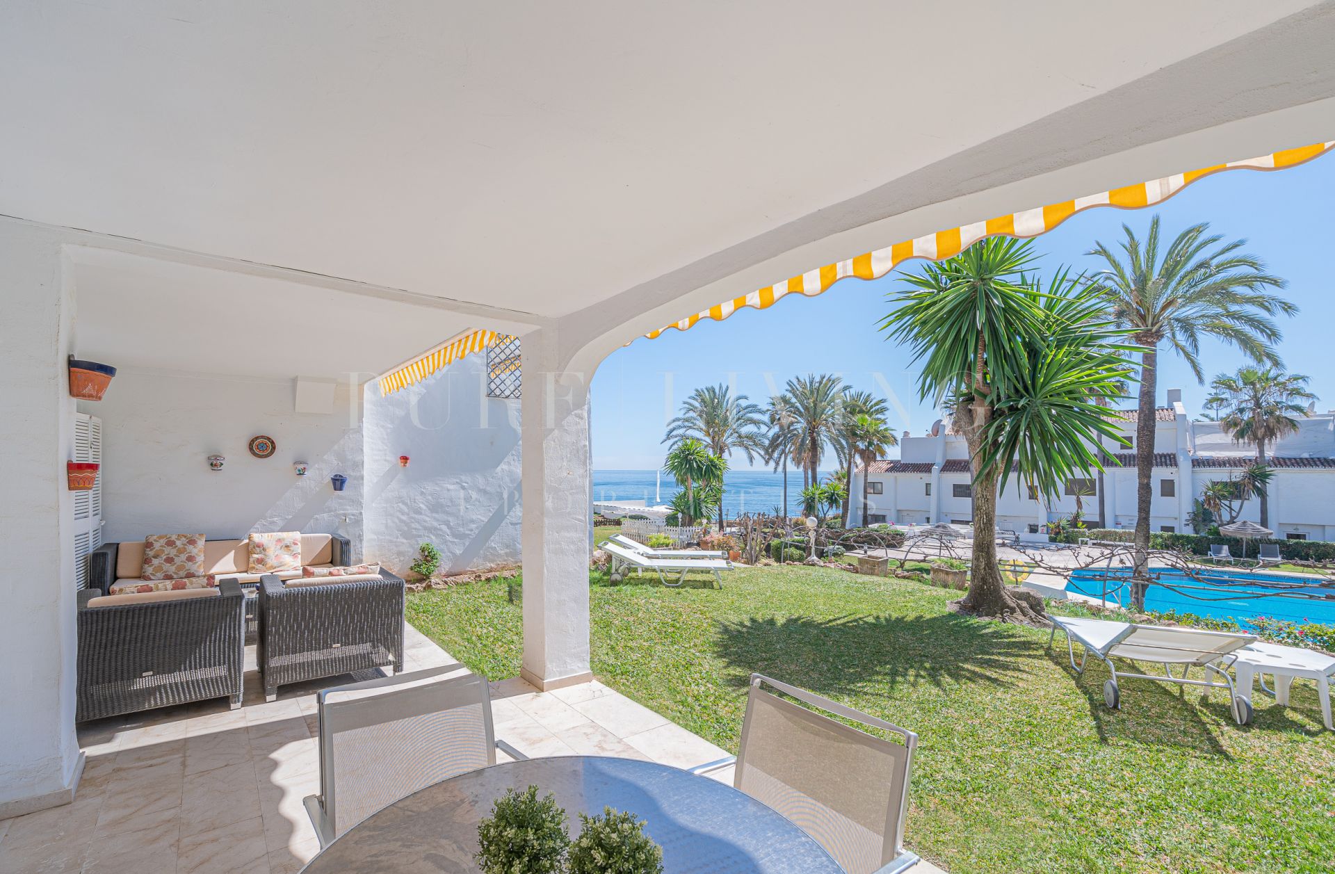 Fantástico apartamento de dos dormitorios y jardin privado en primera linea de playa en la Milla de Oro con vistas al mar