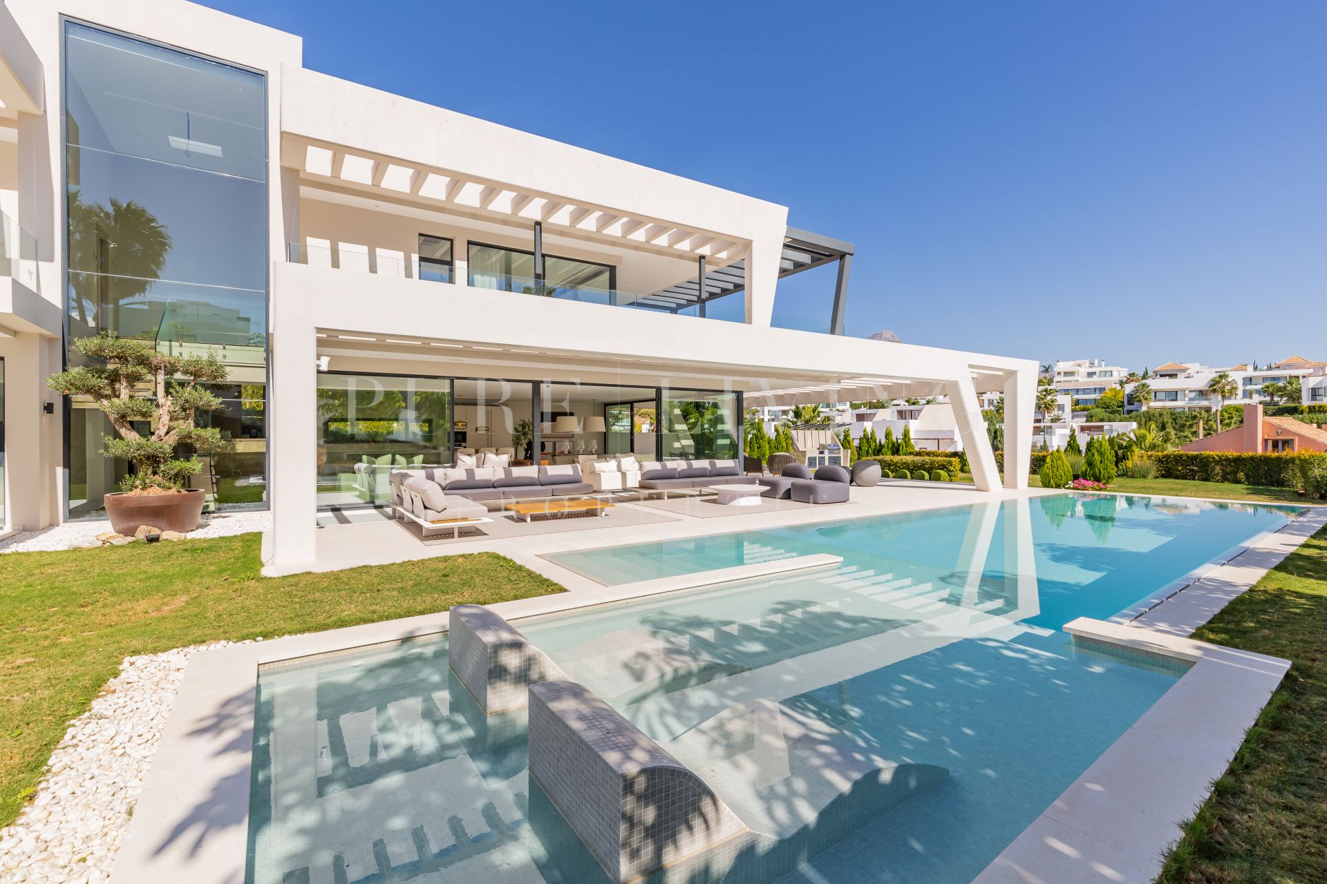 Prachtige hedendaagse villa met uitzicht op de bergen in de Golf Valley in Nueva Andalucia