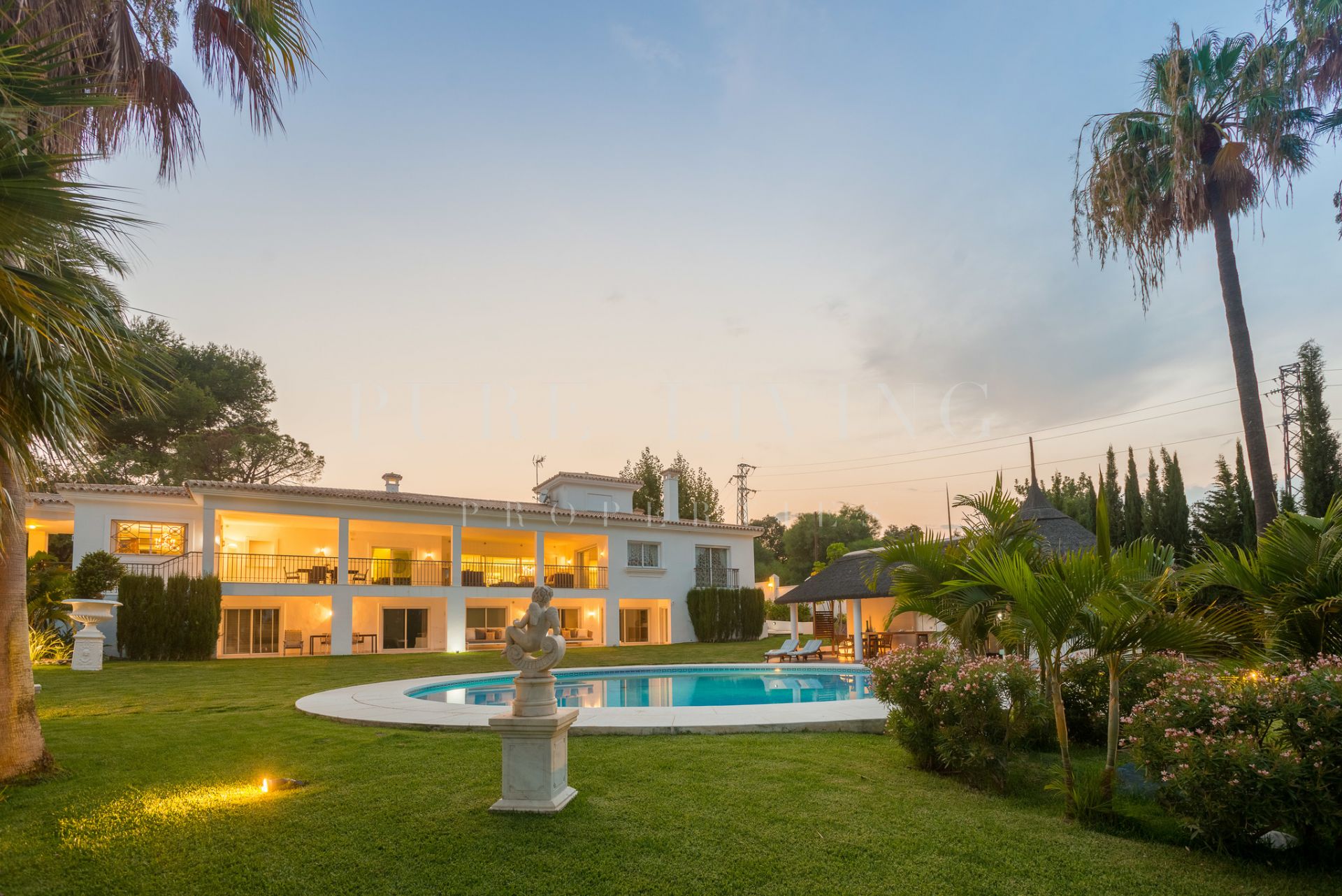 Villa impressionnante avec vue imprenable sur la montagne La Concha et la mer Méditerranée