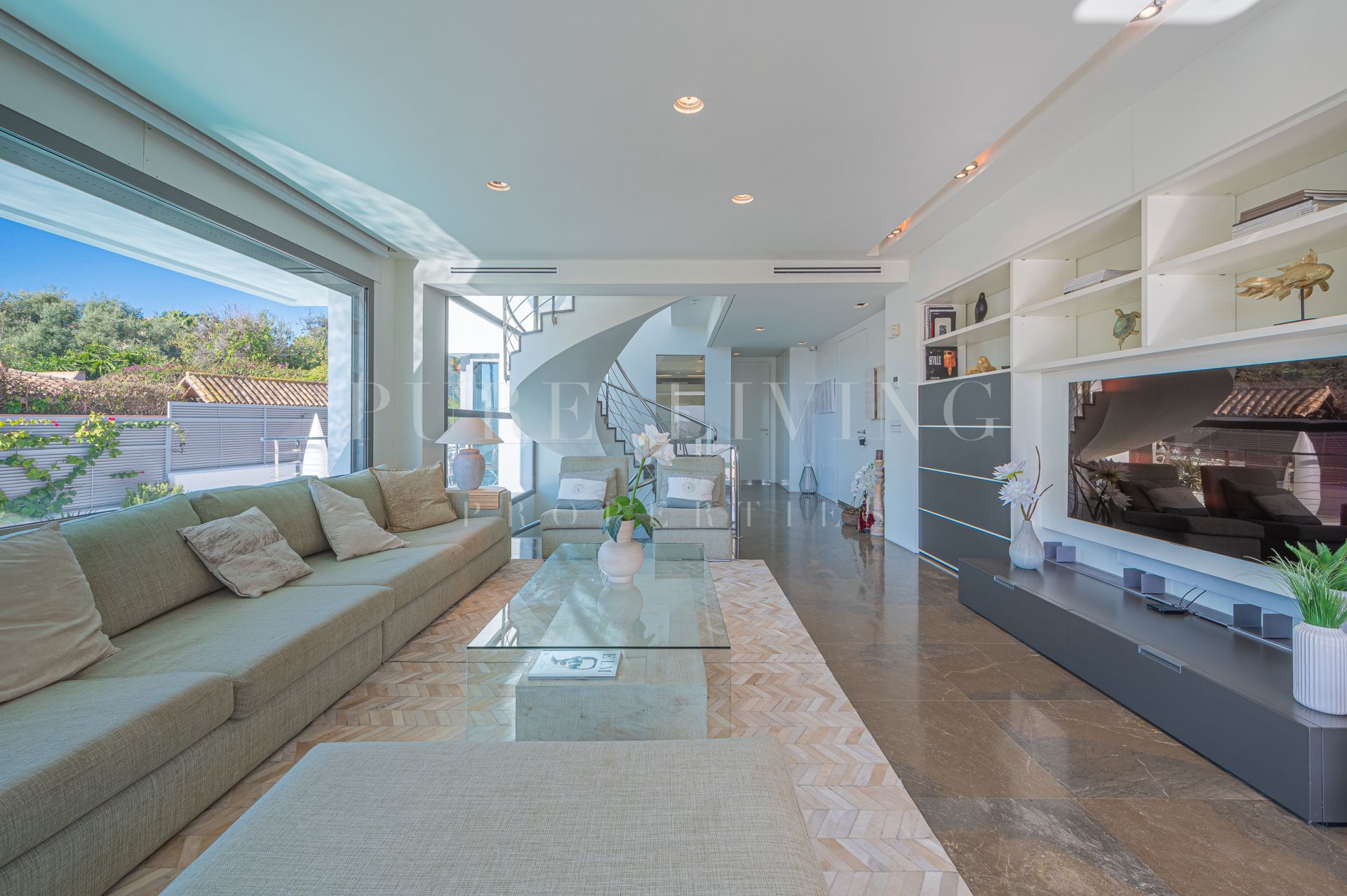 Stunning four bedroom villa in Marbella Montaña with sea and mountain views