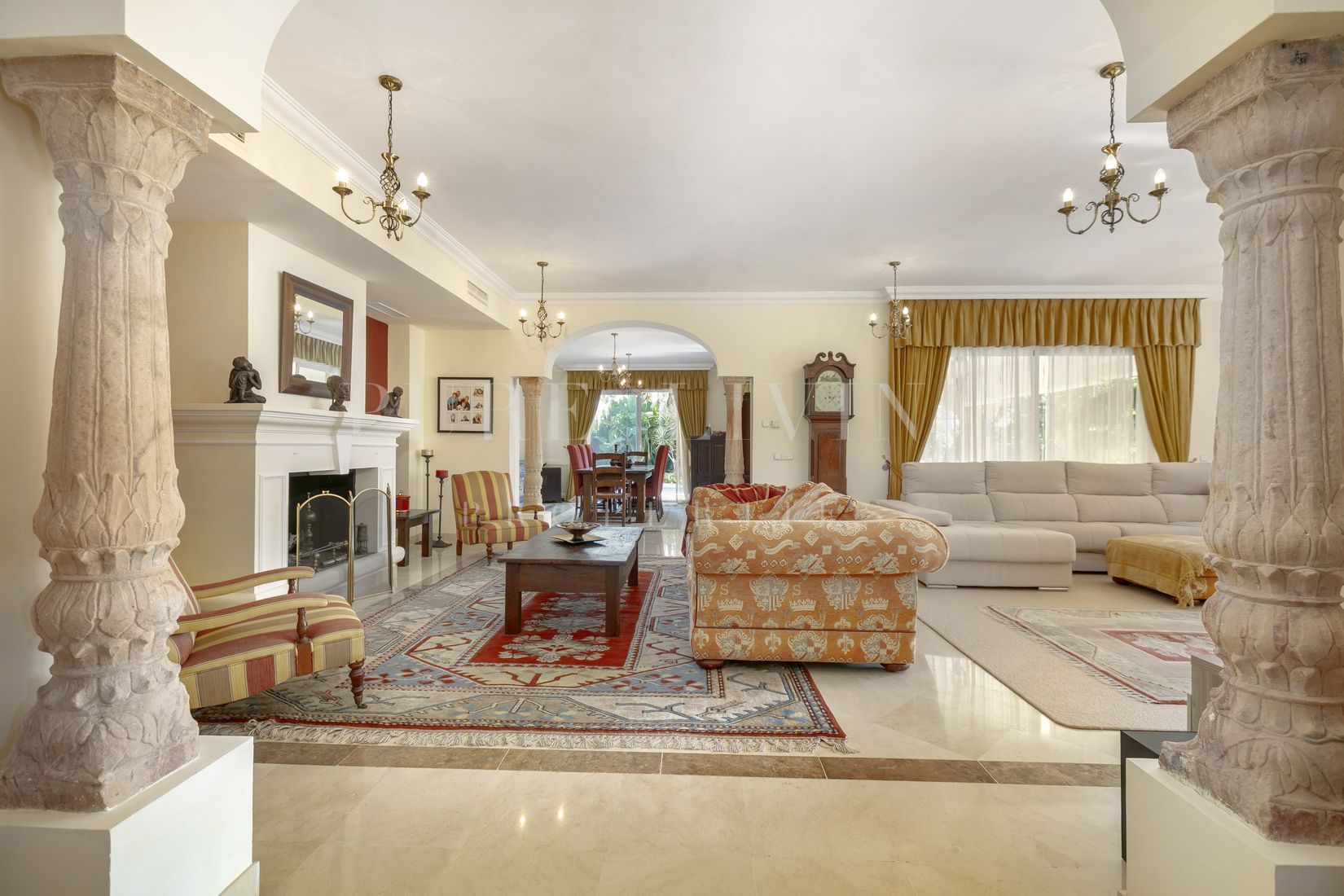 Magnificent four bedroom villa for sale with spectacular mountain views in El Herrojo, Benahavis.
