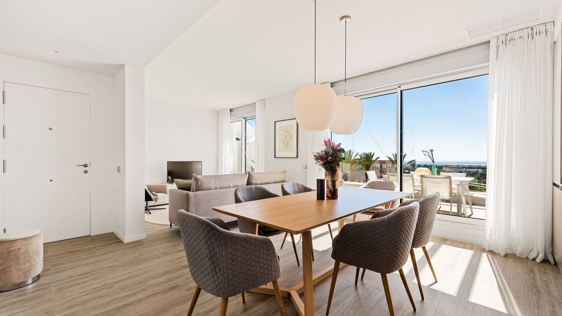 Uitstekend penthouse met twee slaapkamers te koop met prachtig uitzicht in Le Mirage, Estepona