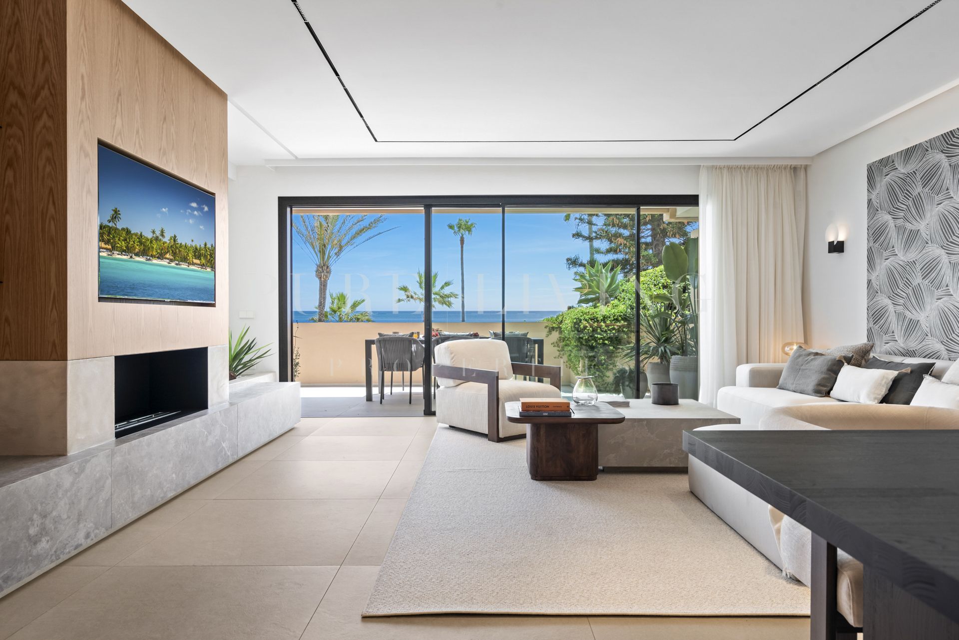 Espectacular apartamento de tres dormitorios en primera línea de playa en Costalita del Mar, Estepona