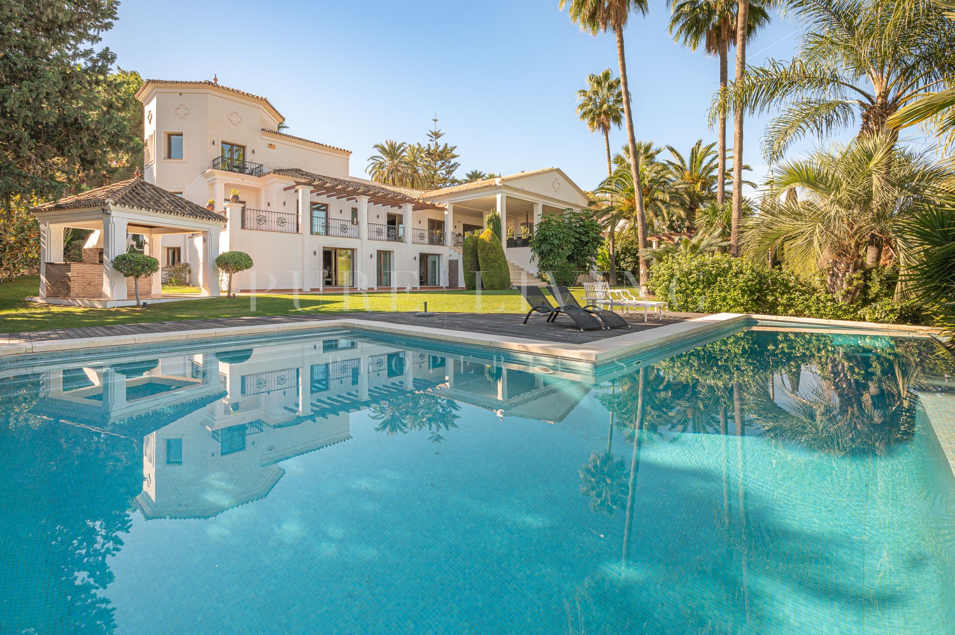 Magnifique villa contemporaine classique à vendre avec six chambres et des vues frontales sur les montagnes et le terrain de golf de Las Brisas.