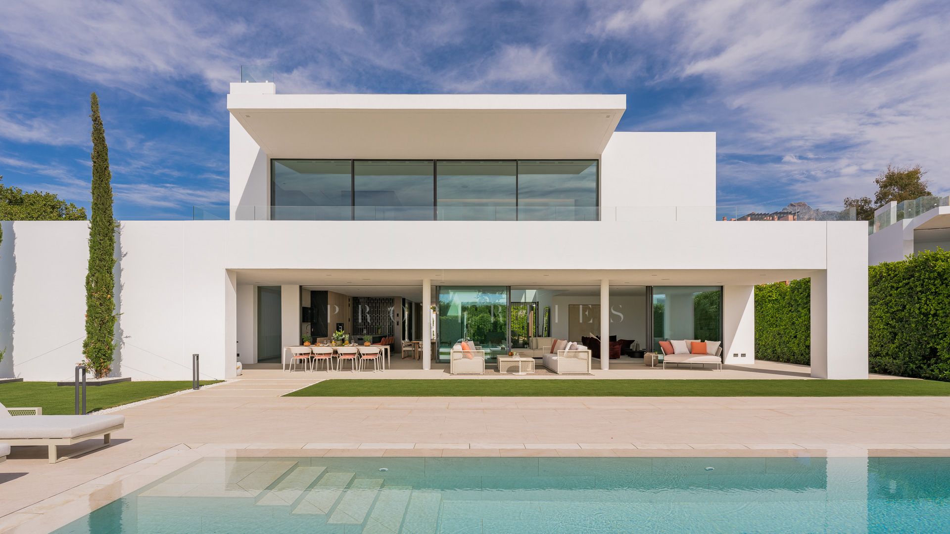 Villa moderne ultra luxueuse avec une vue imprenable sur la mer et à quelques pas de la plage, sur le Golden Mile.