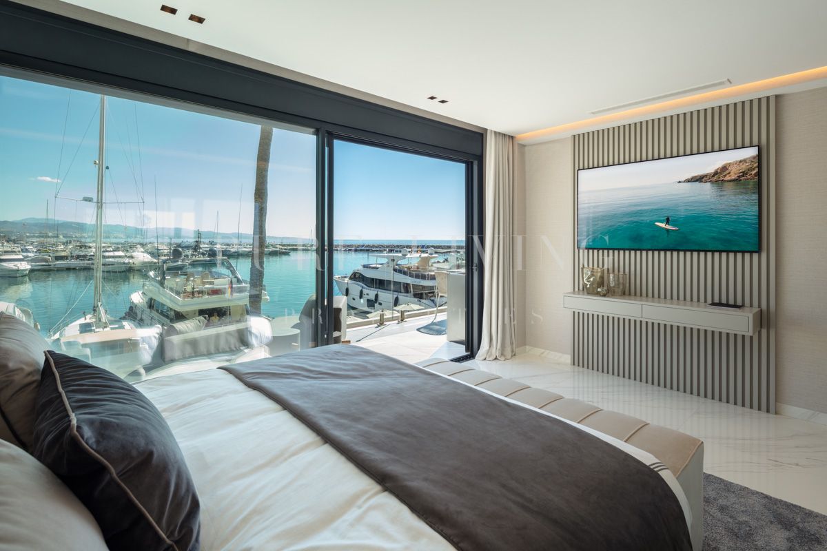 Appartement contemporain situé dans le célèbre quartier de Puerto Banus à Marbella.
